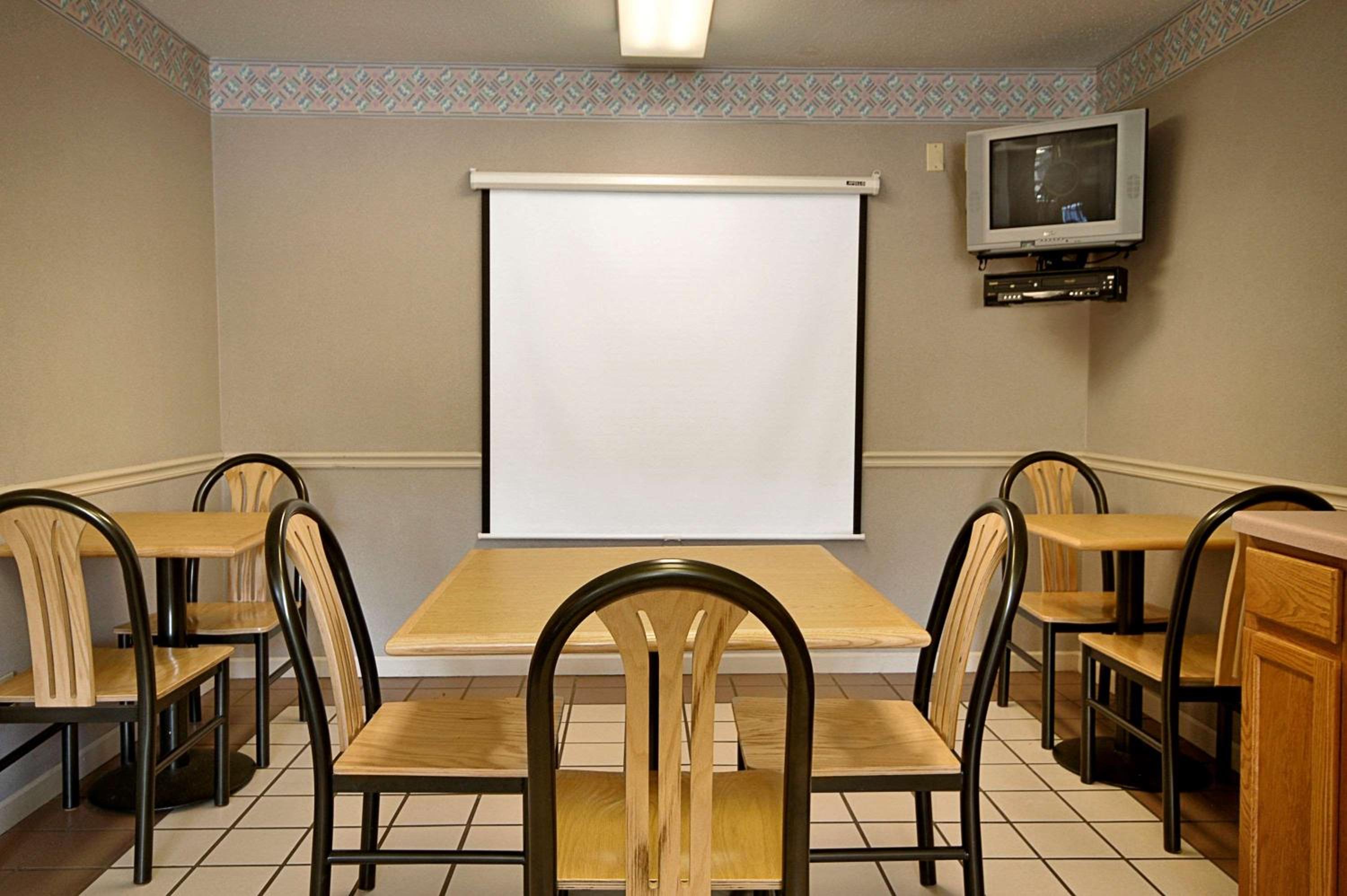 Peoria Vacations - Super 8 by Wyndham Peoria East - Property Image 3