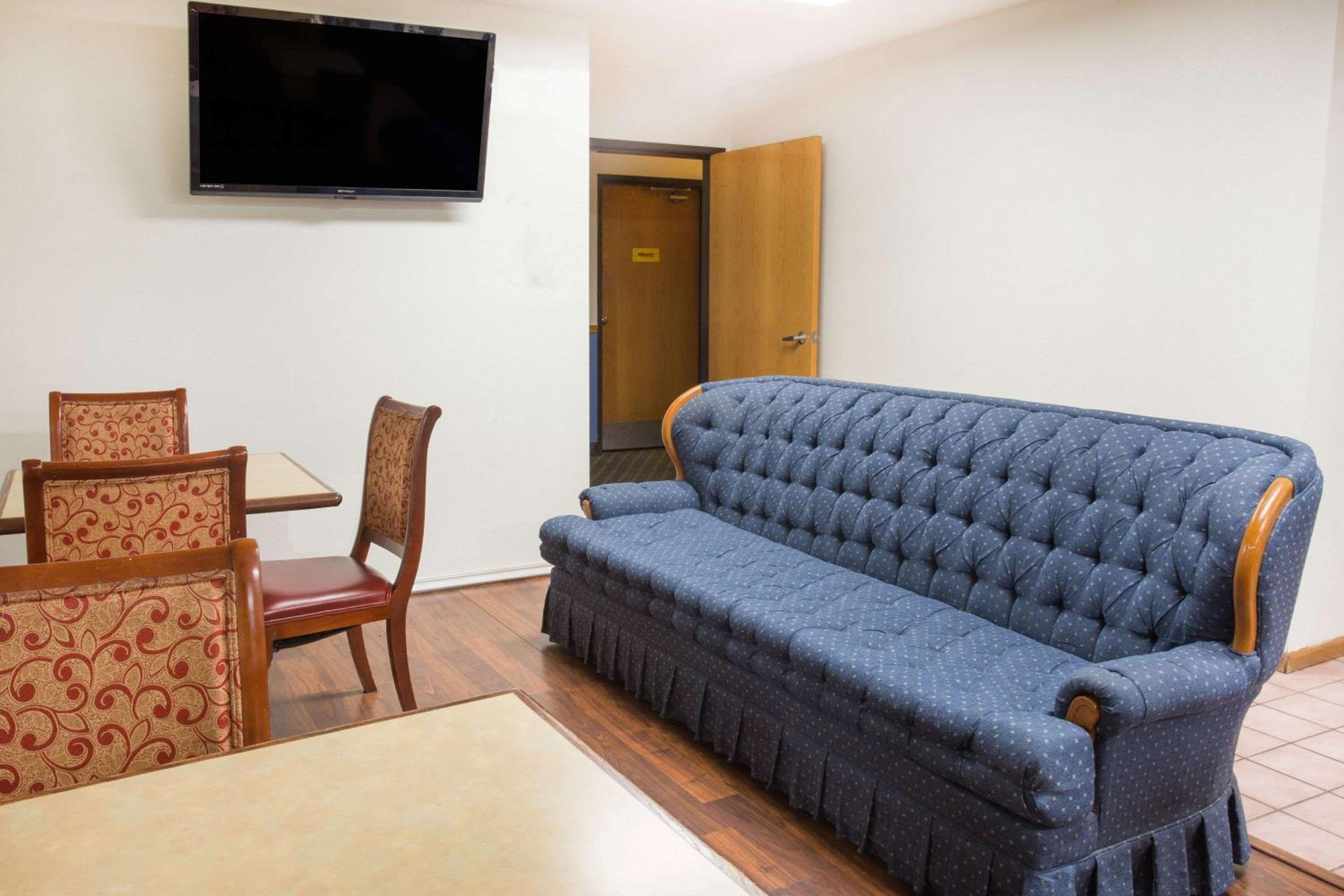 Super 8 by Wyndham Monmouth IL - Property Image 3