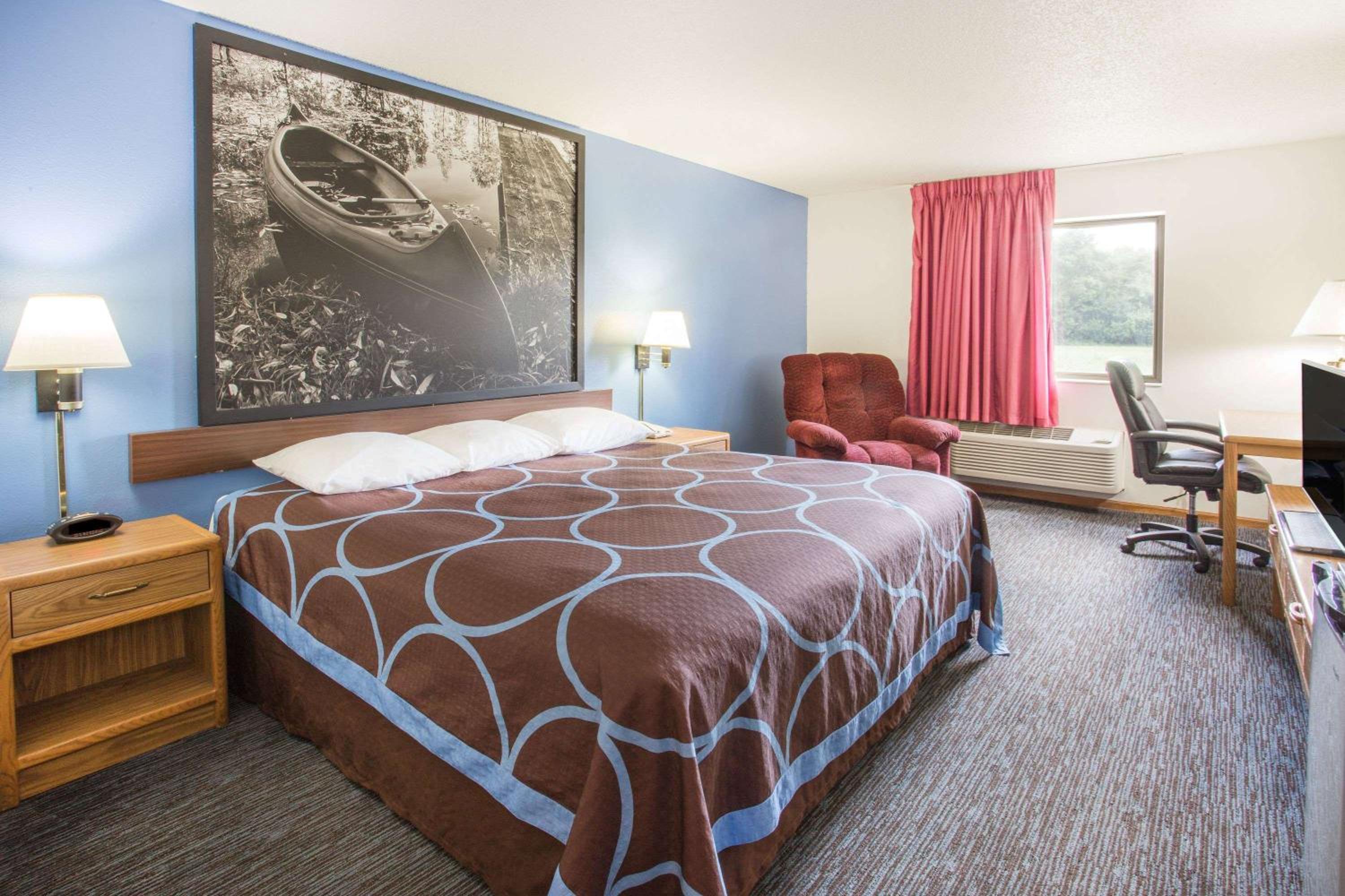 Super 8 by Wyndham Monmouth IL - Property Image 11