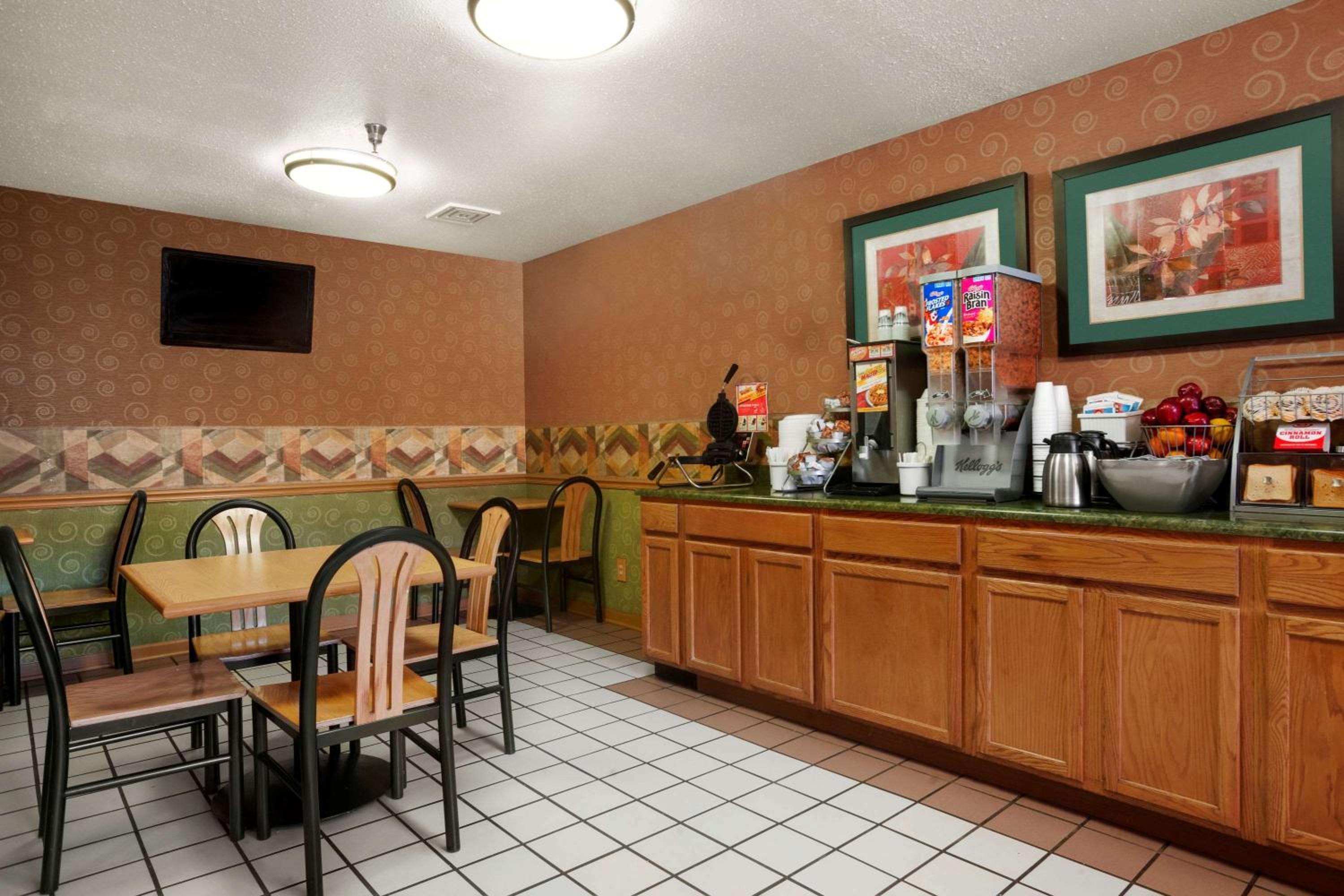 Peoria Vacations - Super 8 by Wyndham Peoria East - Property Image 4