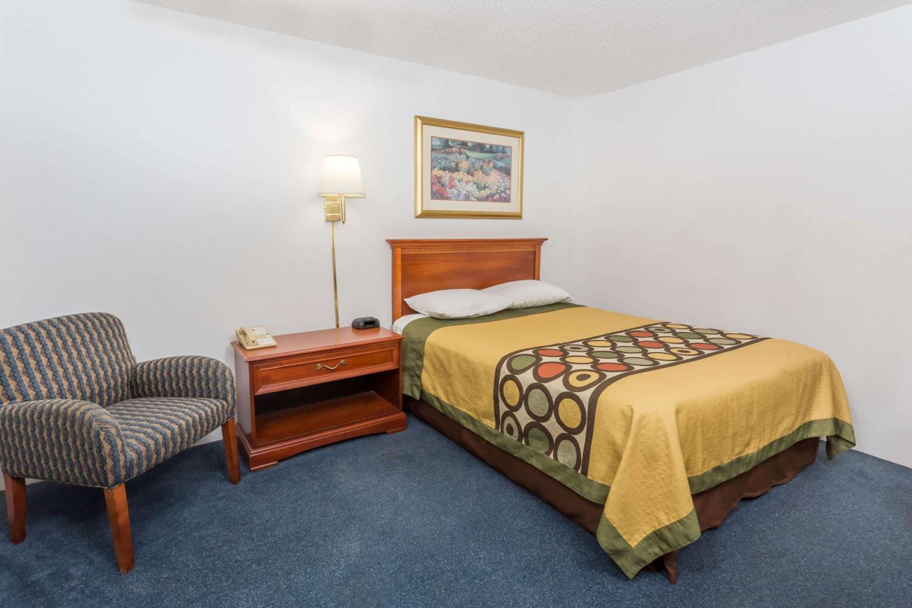 Super 8 by Wyndham Pontiac view 2