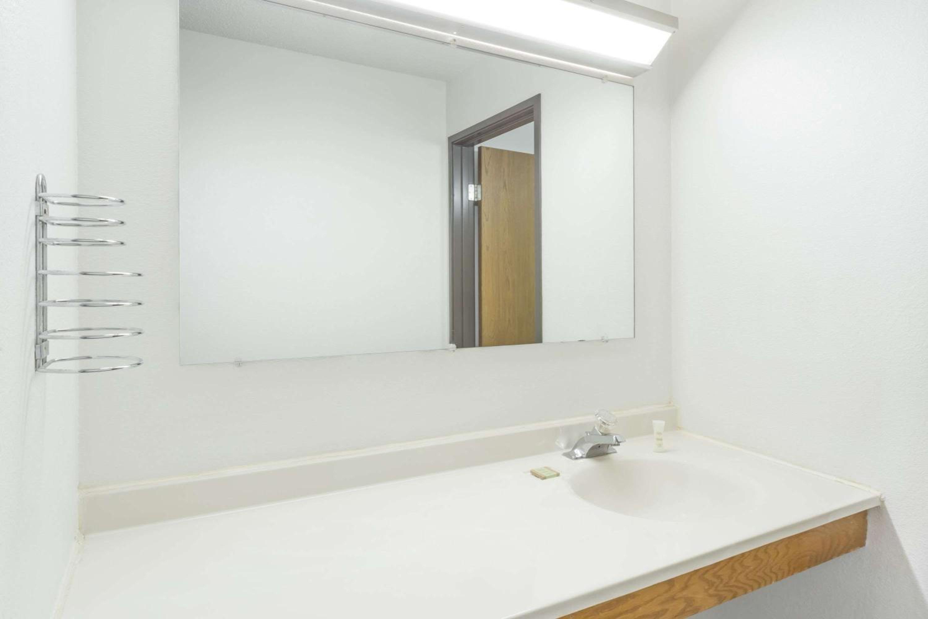 Super 8 by Wyndham Pontiac view 4