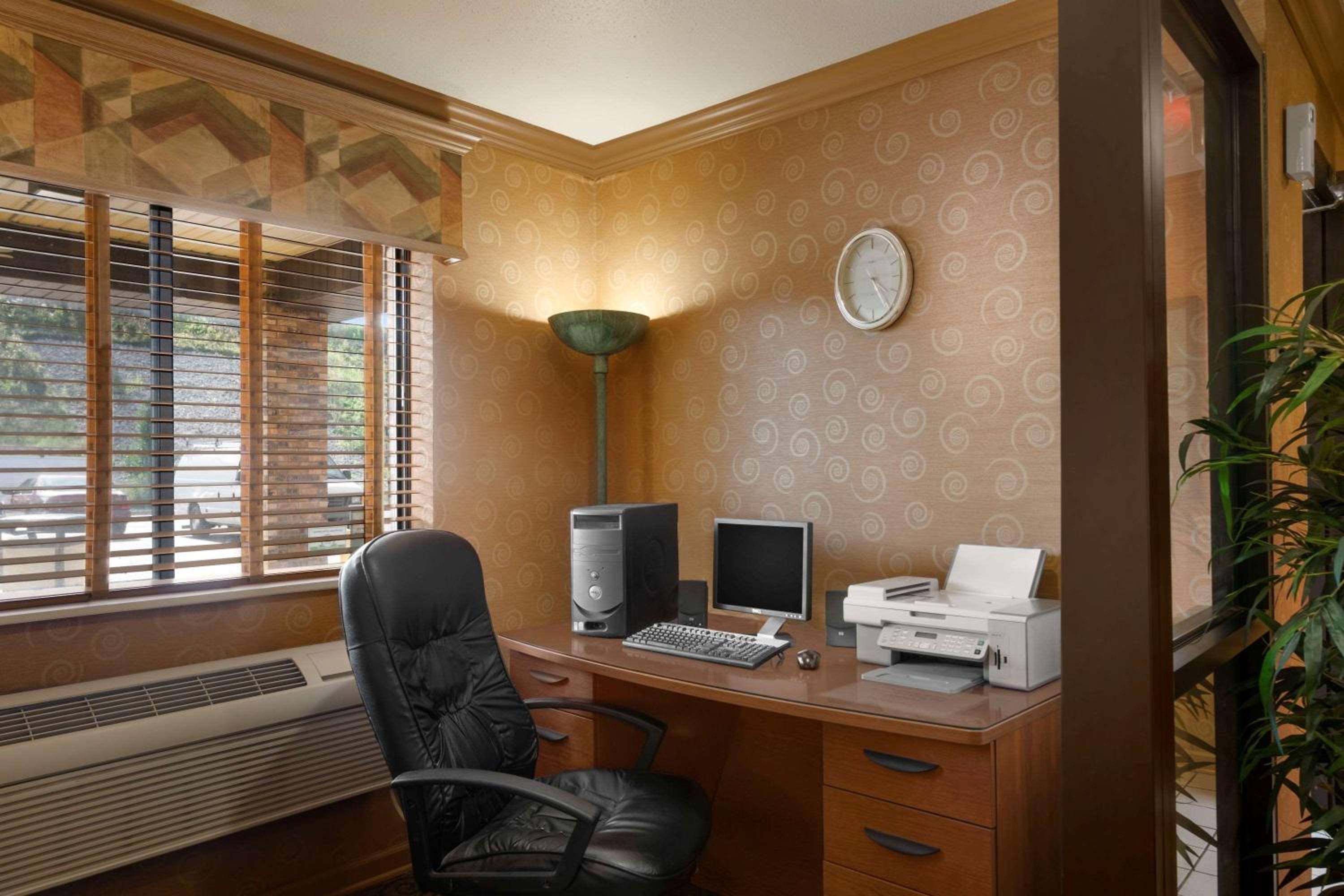 Peoria Vacations - Super 8 by Wyndham Peoria East - Property Image 7