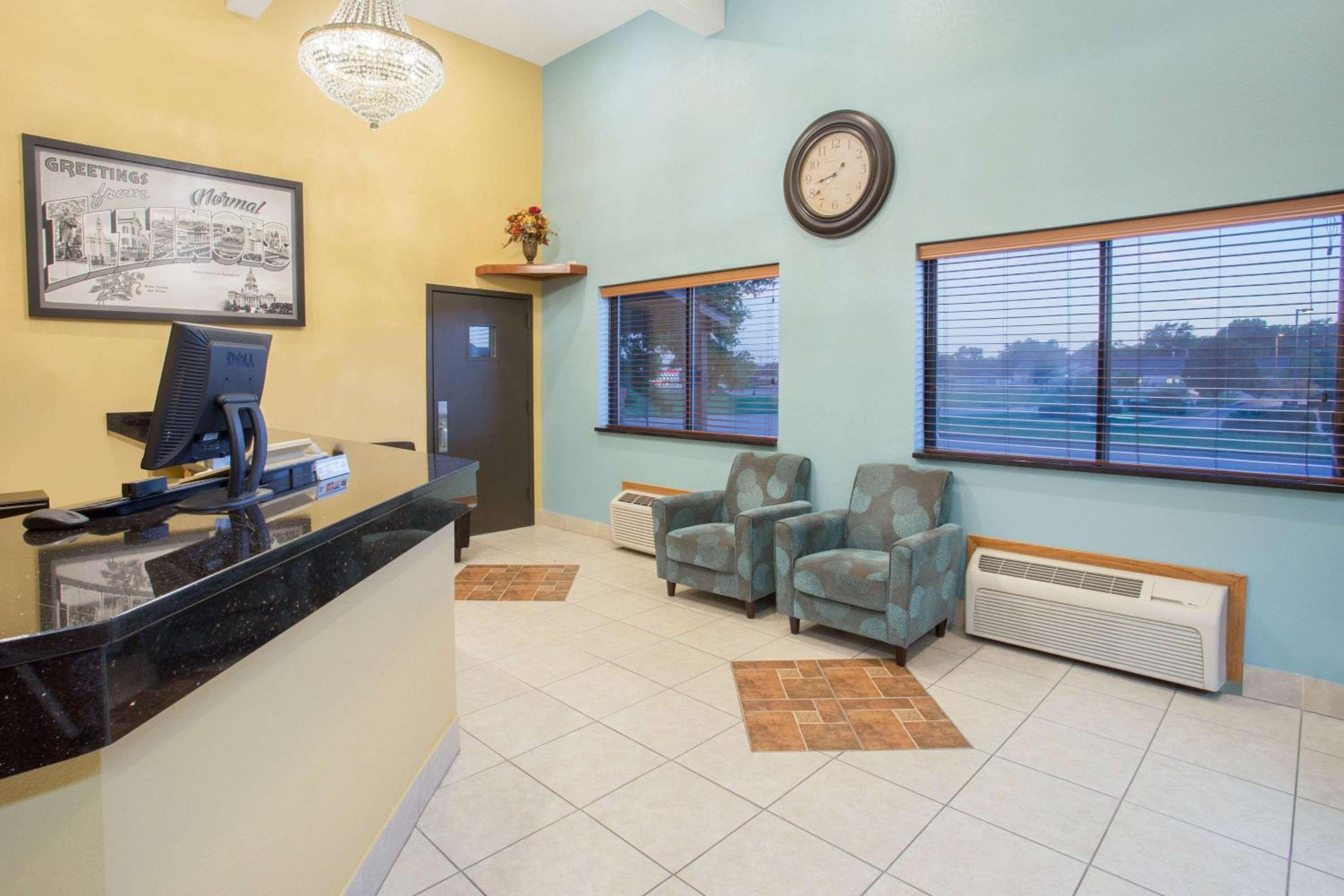 Super 8 by Wyndham Normal Bloomington view 4