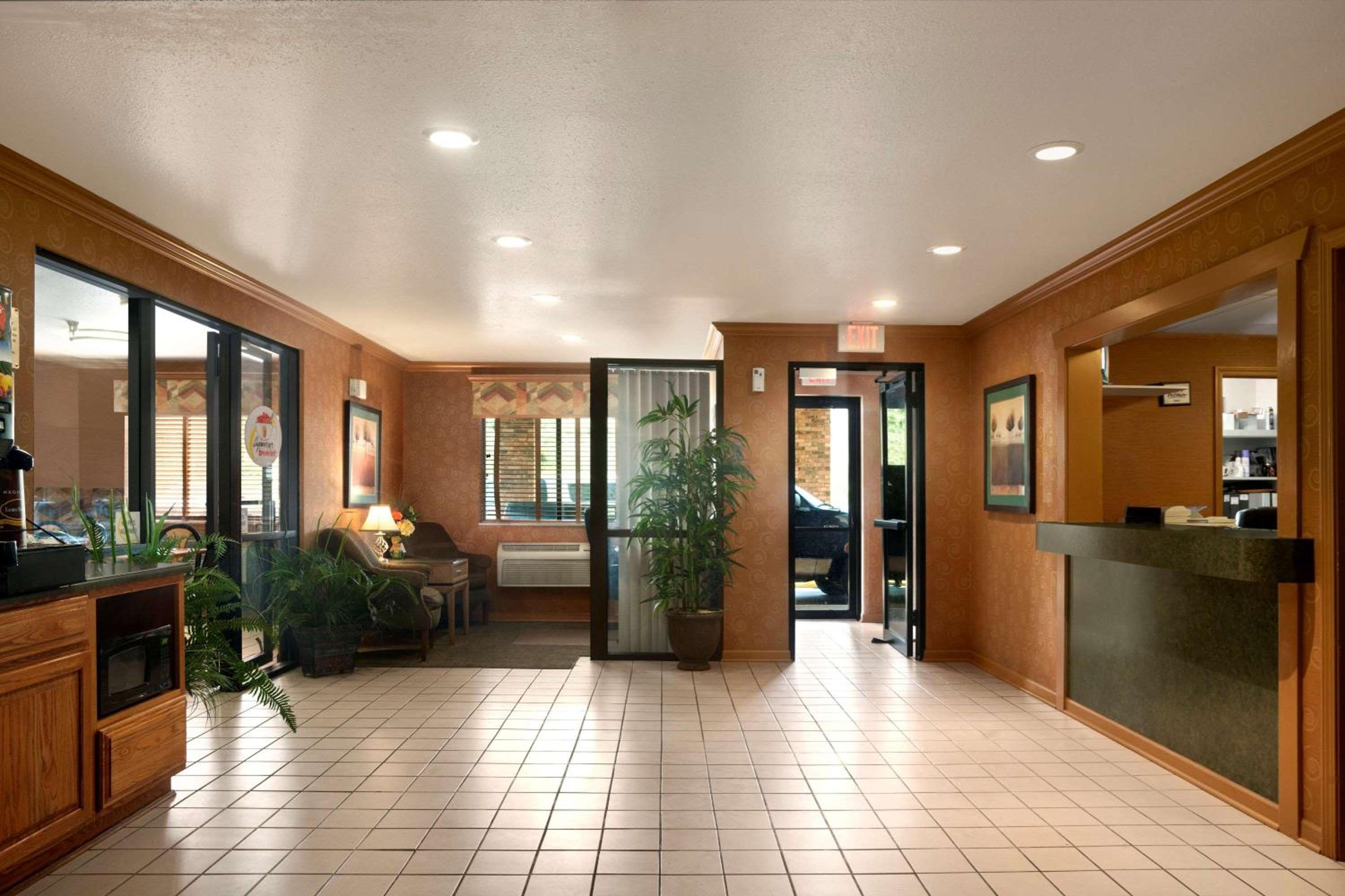 Peoria Vacations - Super 8 by Wyndham Peoria East - Property Image 8