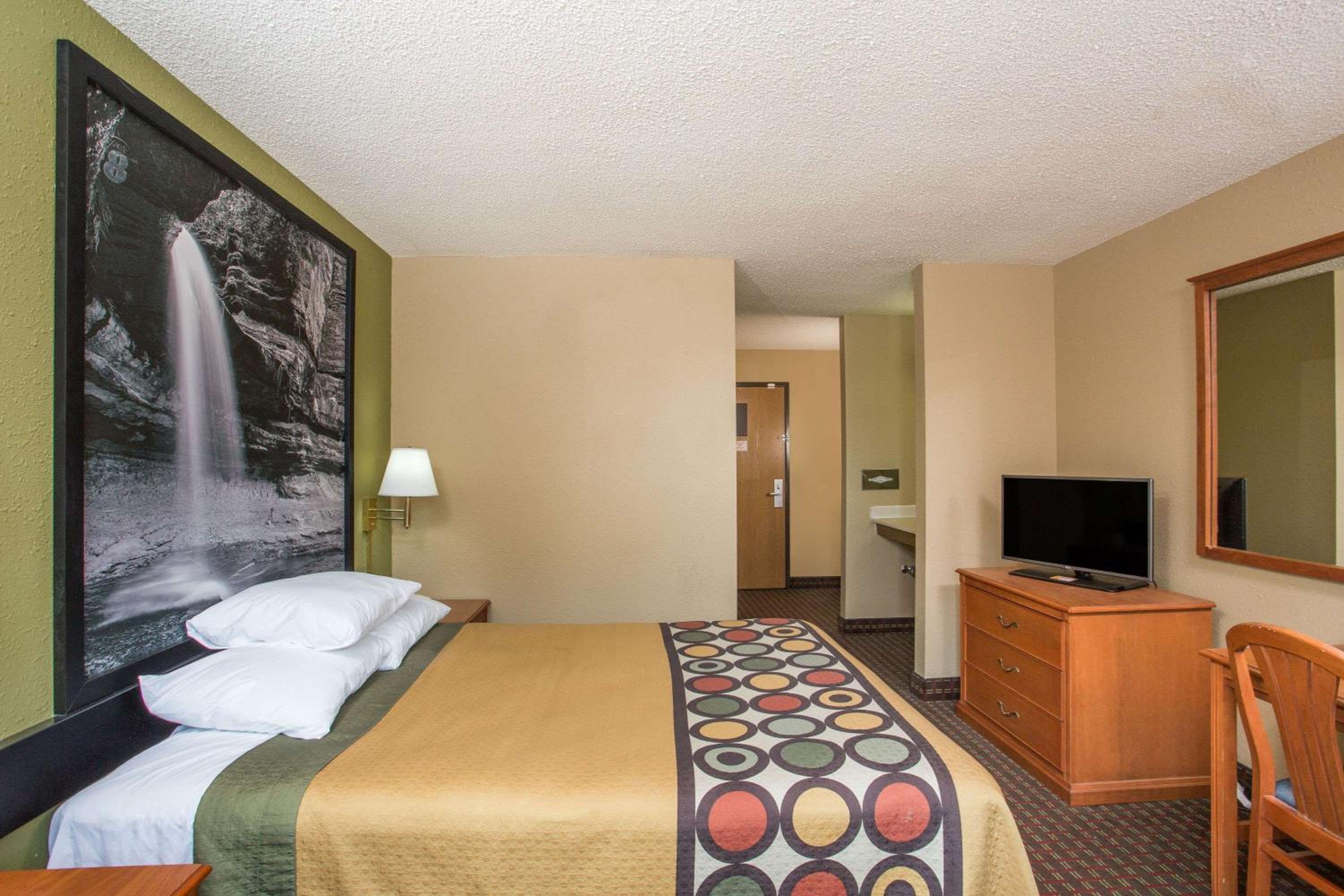 Super 8 by Wyndham Mendota I-39 view 5