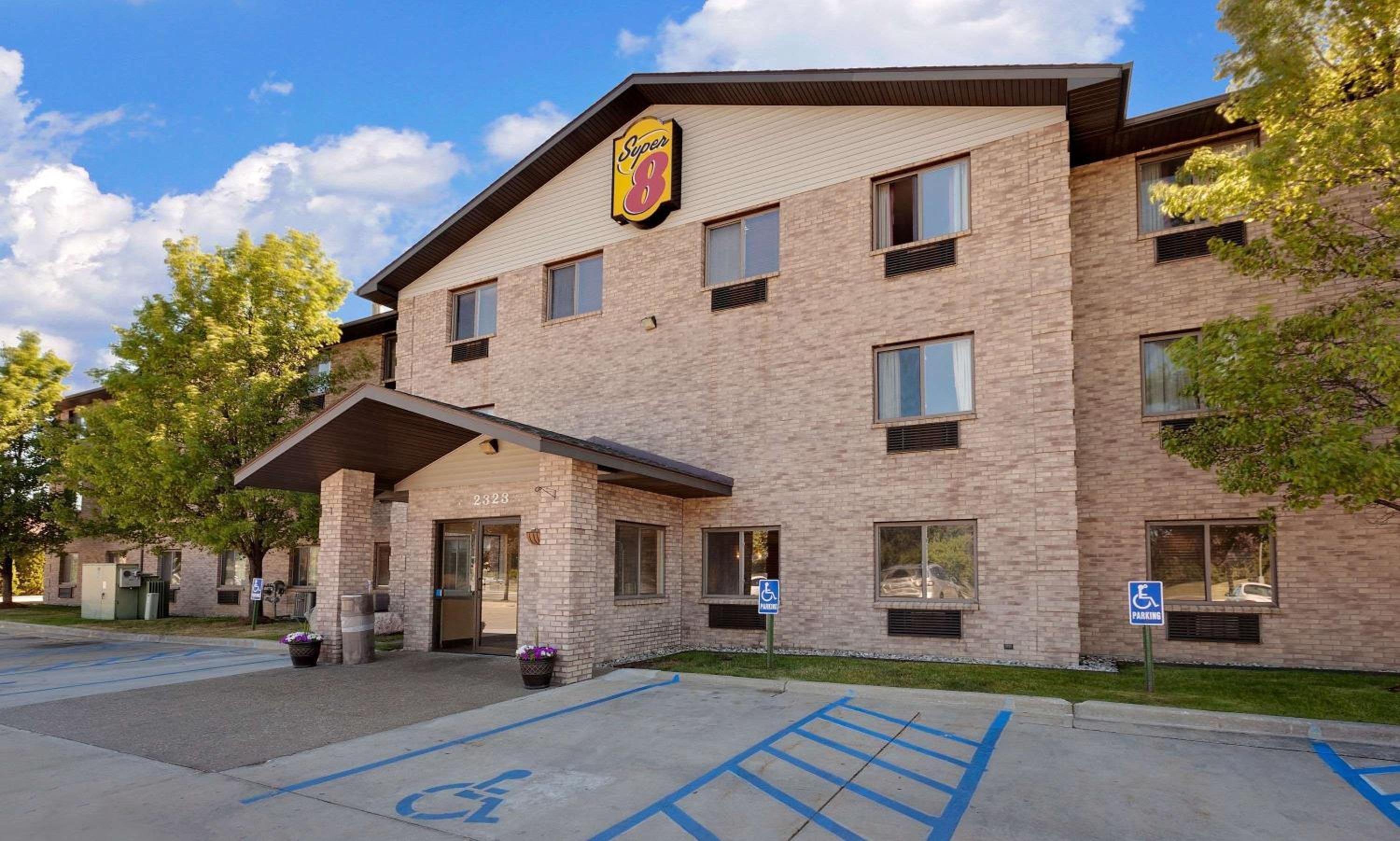 Mount Pleasant Vacations - Super 8 by Wyndham Mt. Pleasant - Property Image 1