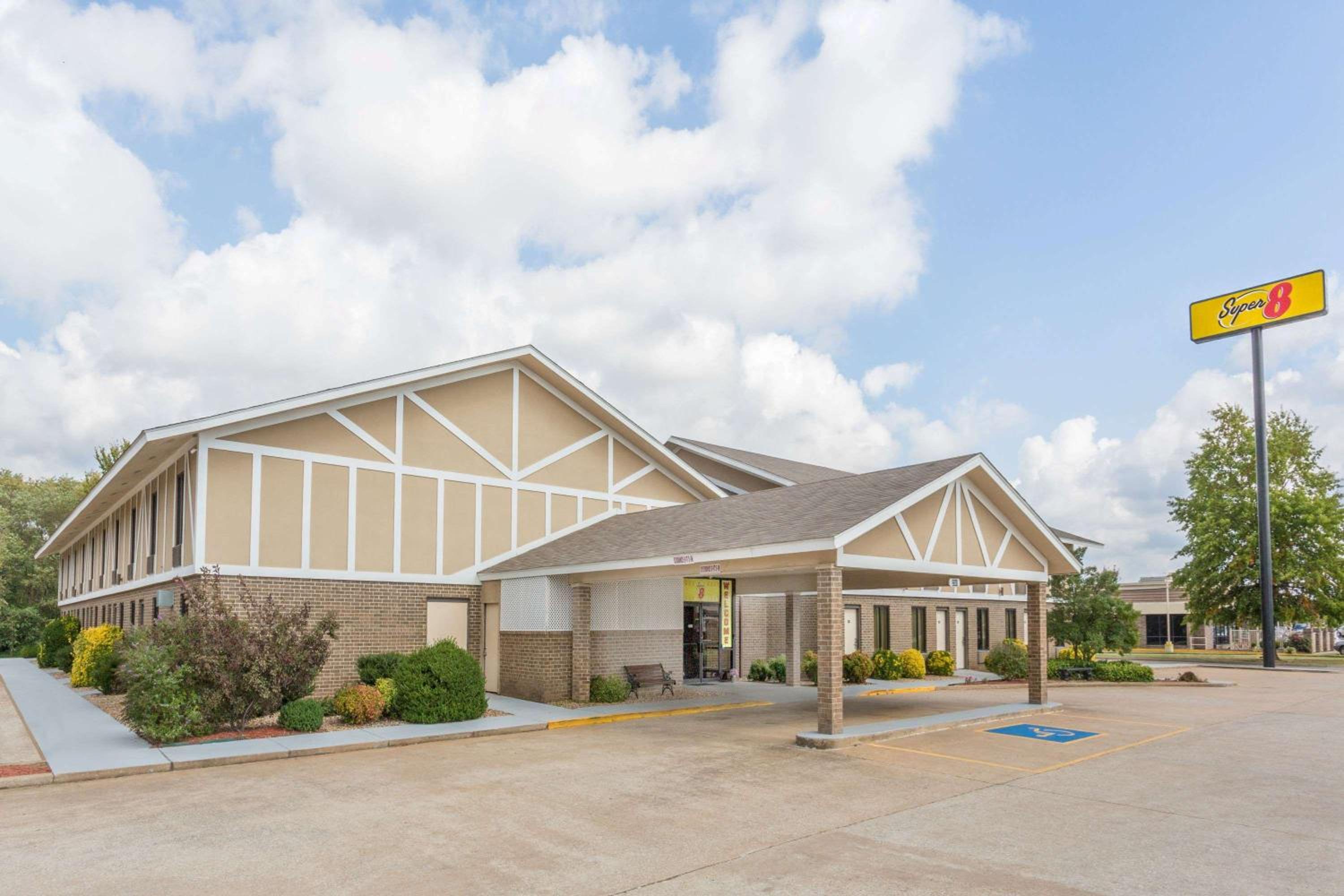 Super 8 by Wyndham Bentonville view 2