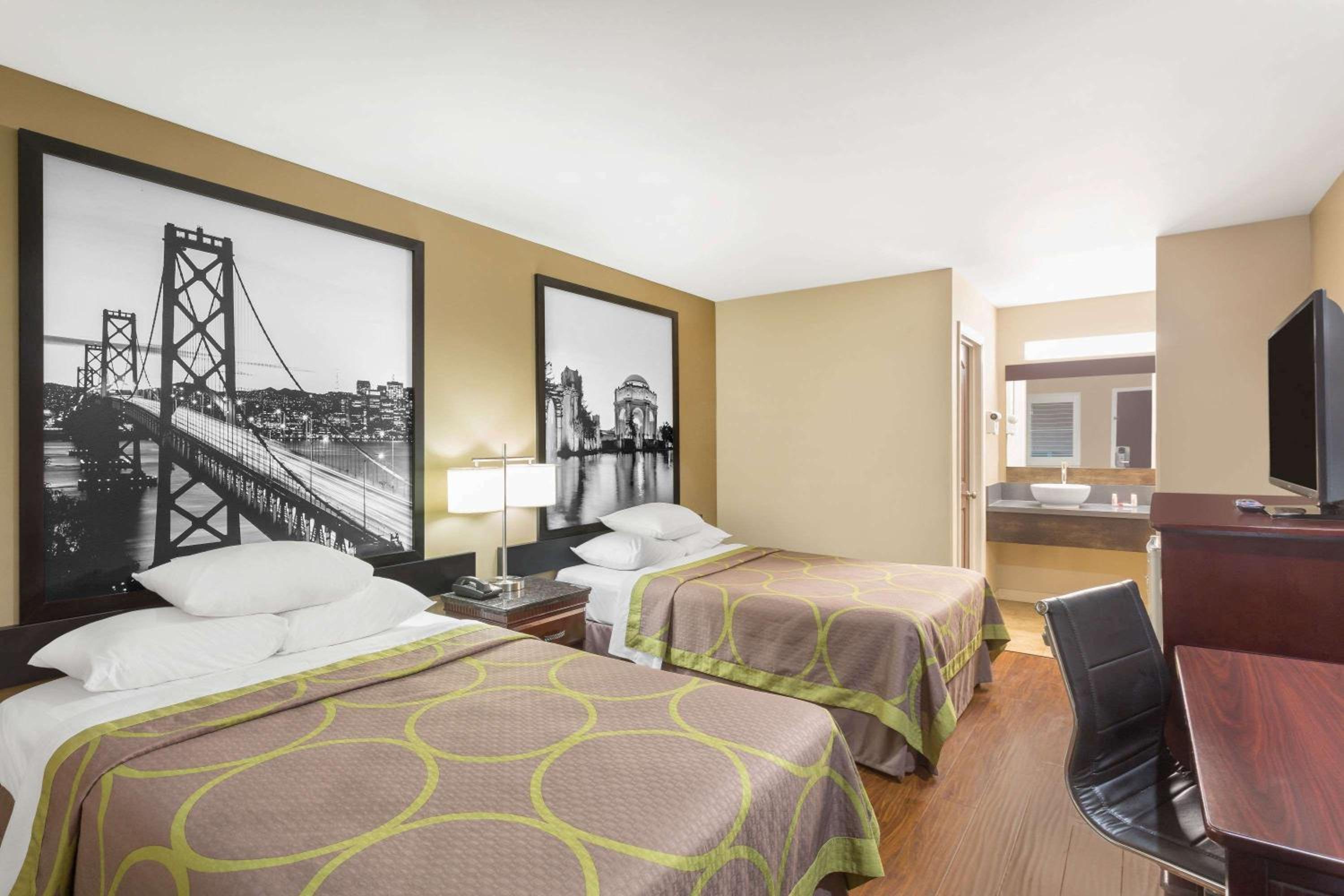 Super 8 by Wyndham Martinez view 5