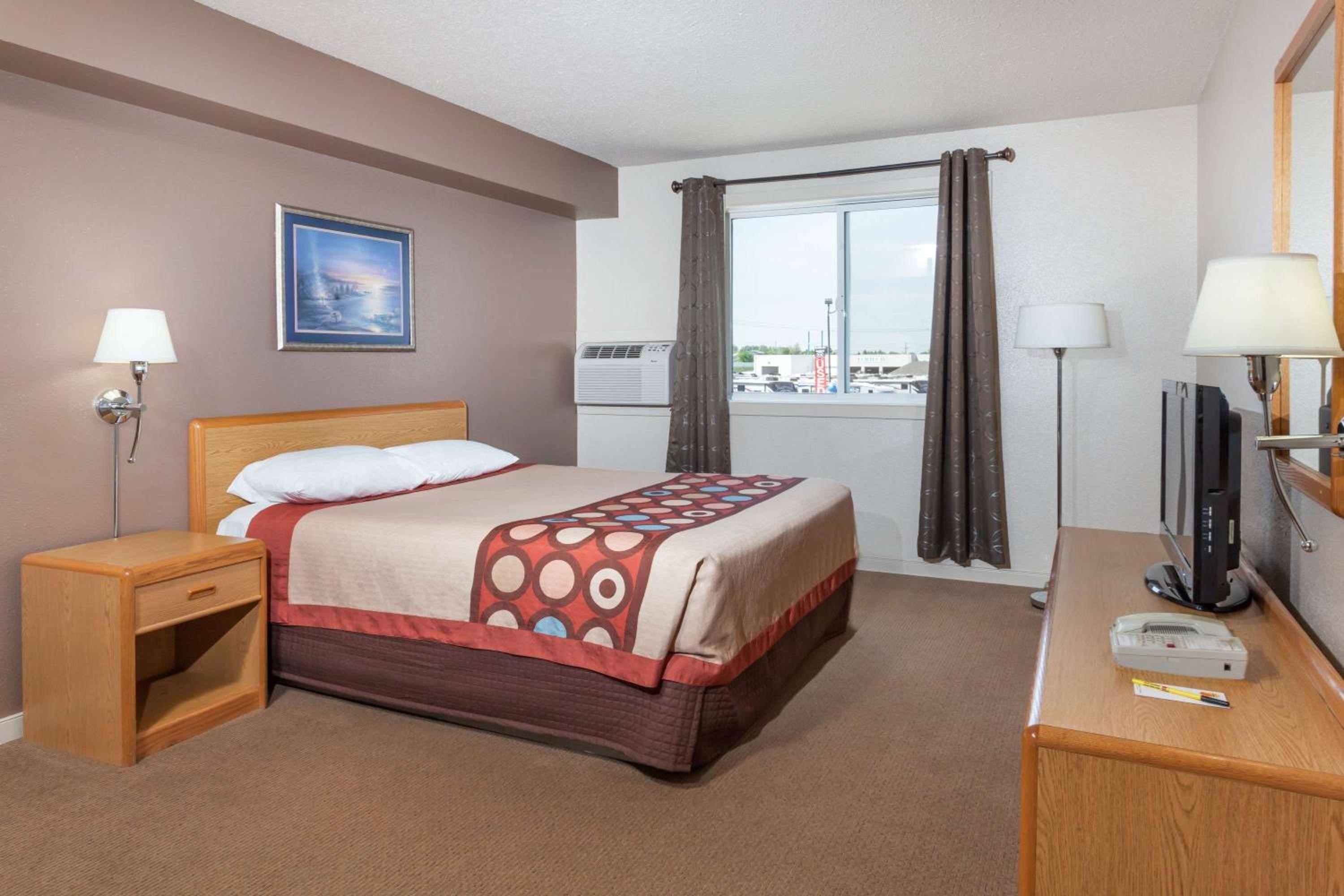 Super 8 by Wyndham Medicine Hat AB
