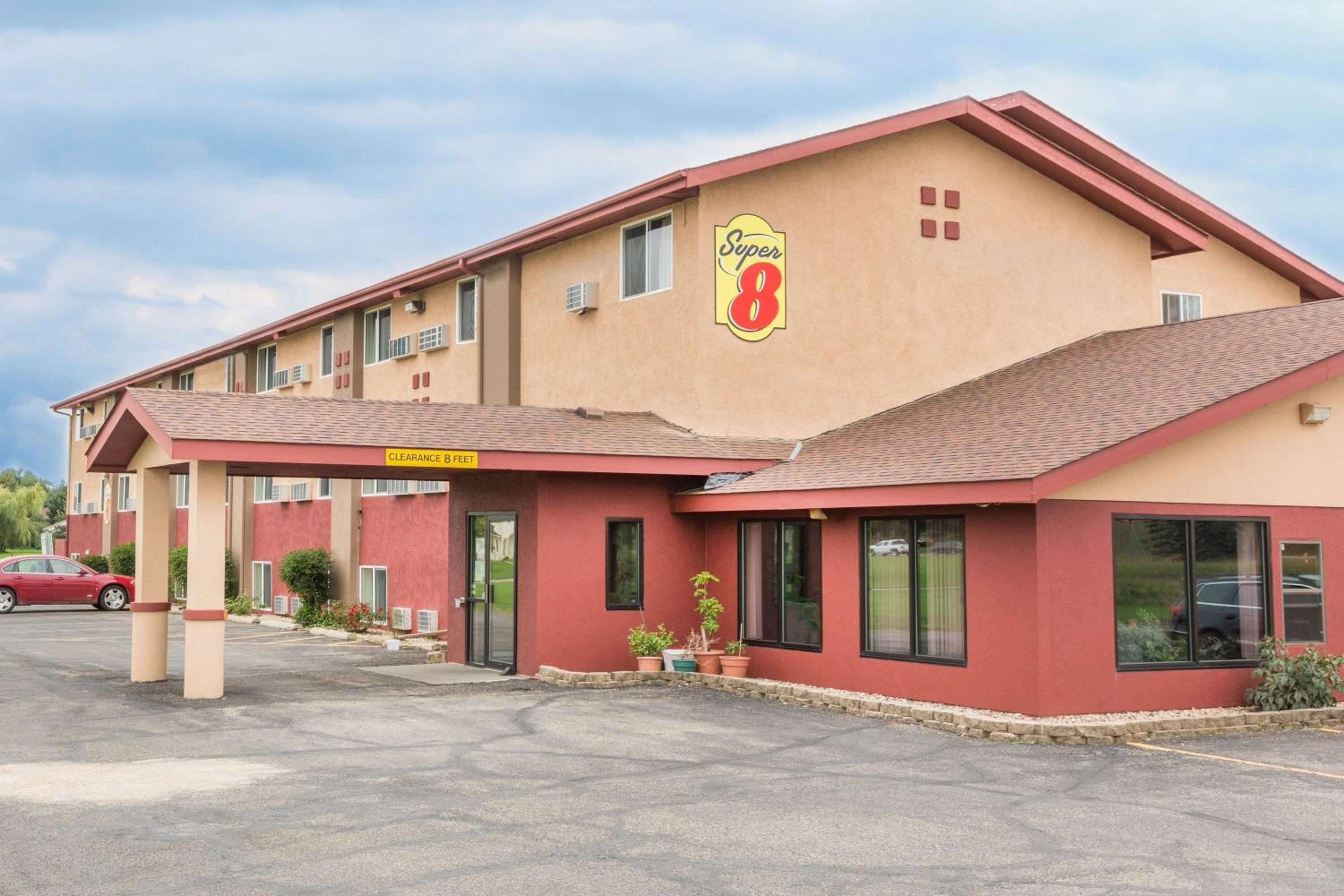 Super 8 by Wyndham Worthington Minnesota view 2
