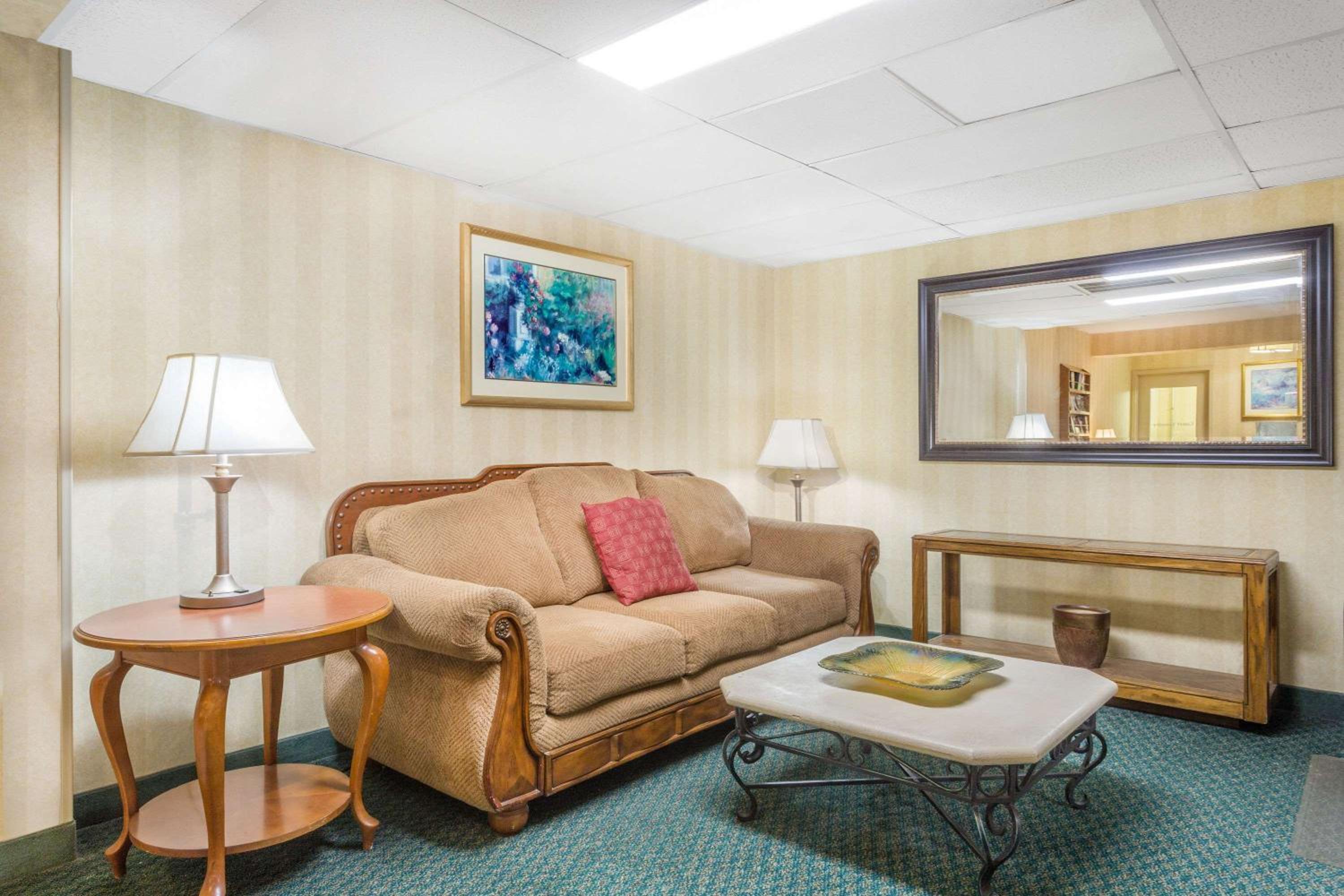 Super 8 by Wyndham Bentonville view 4