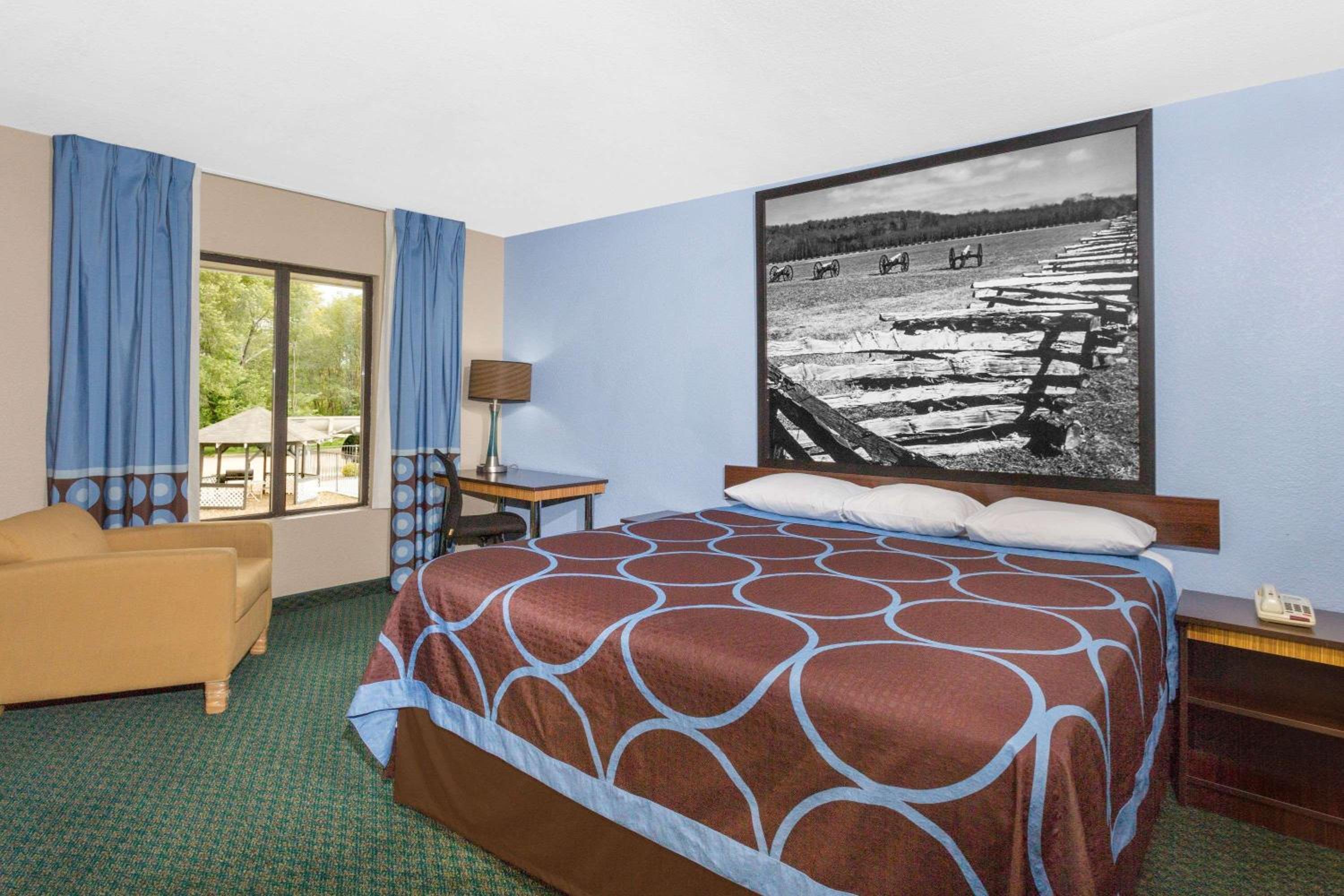 Super 8 by Wyndham Bentonville view 5