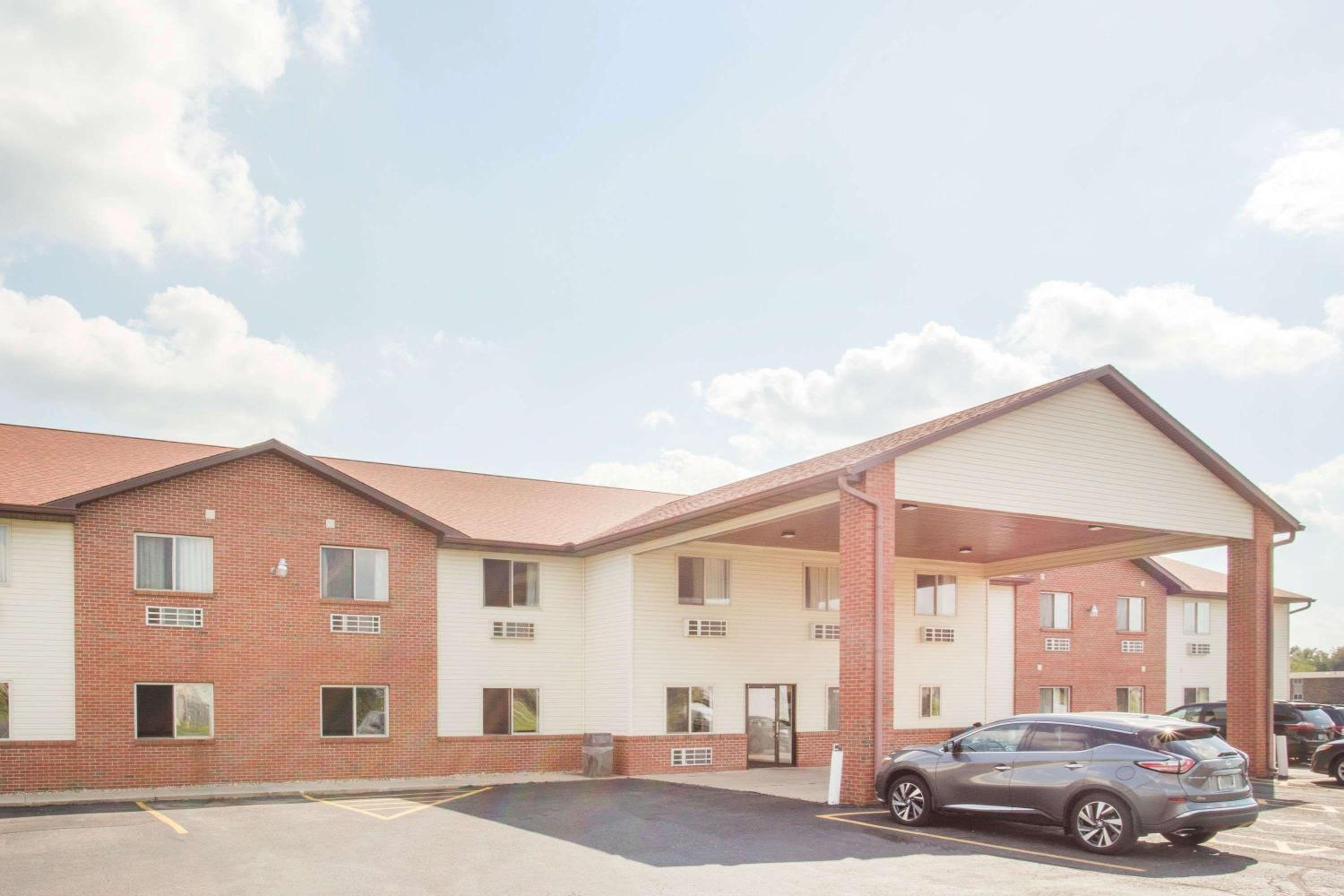Galesburg Vacations - Super 8 by Wyndham Monmouth IL - Property Image 1
