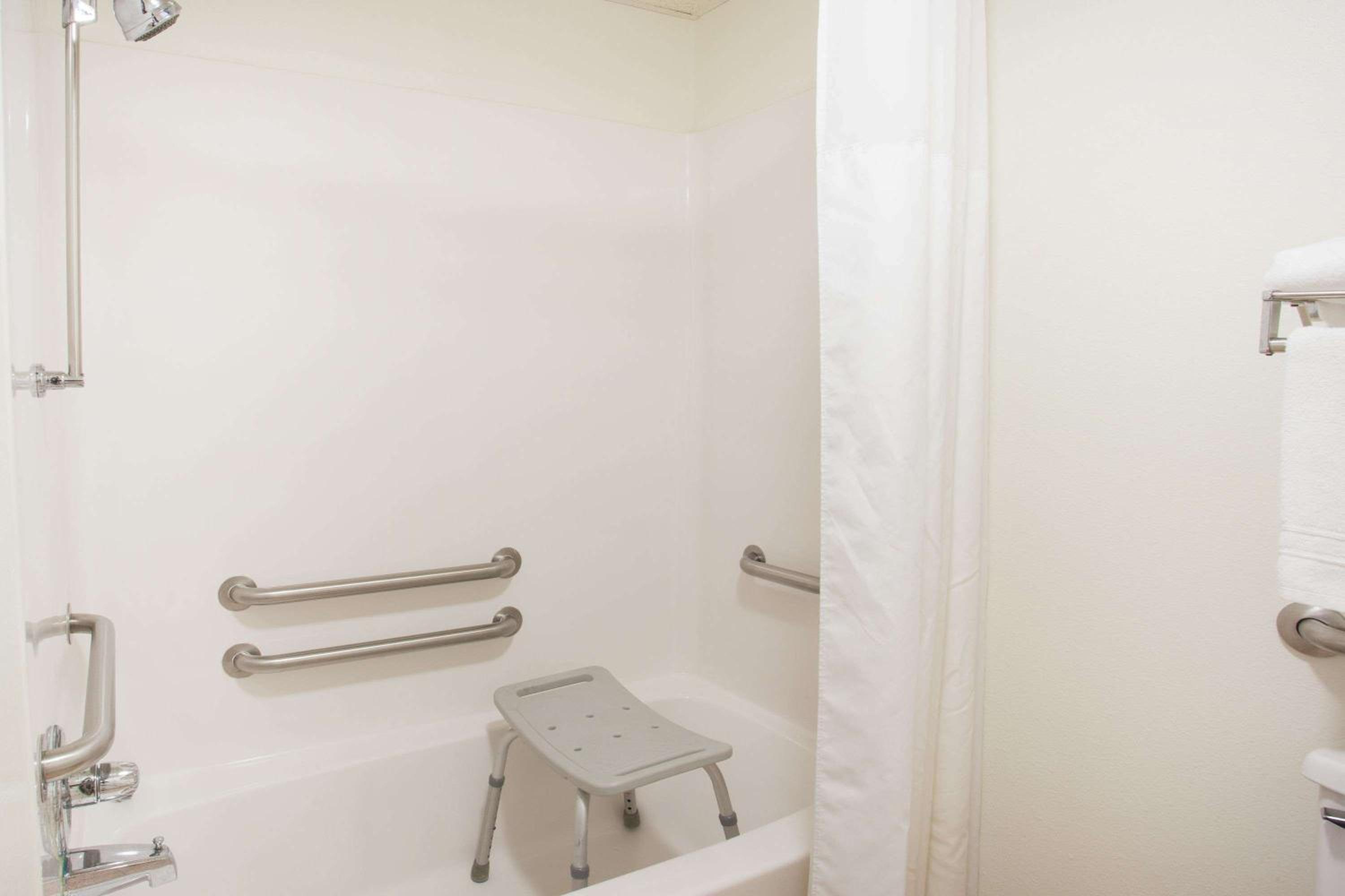 Super 8 by Wyndham Monmouth IL - Property Image 8