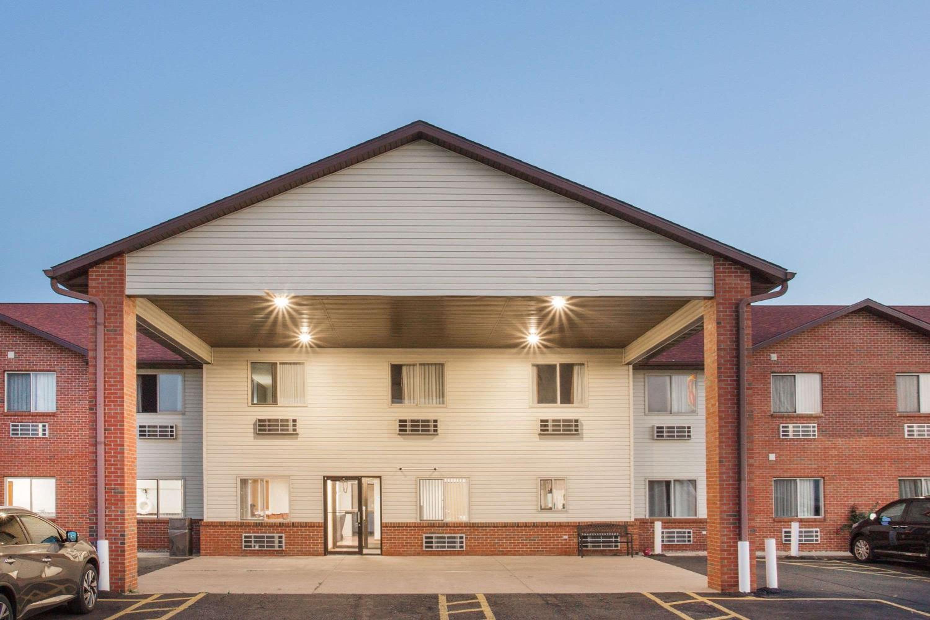 Super 8 by Wyndham Monmouth IL - Property Image 2