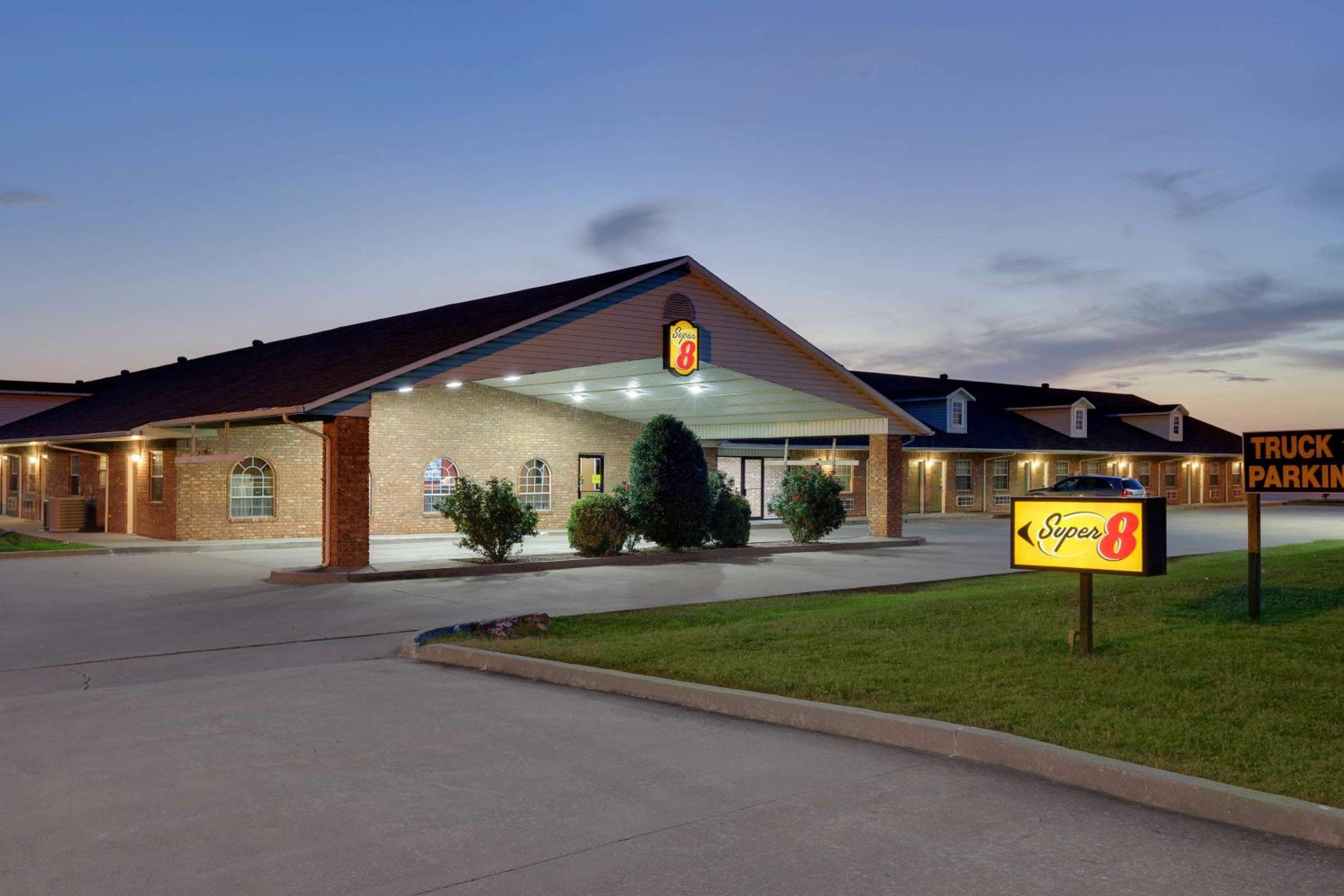 Super 8 by Wyndham Big Cabin/Vinita Area view 2