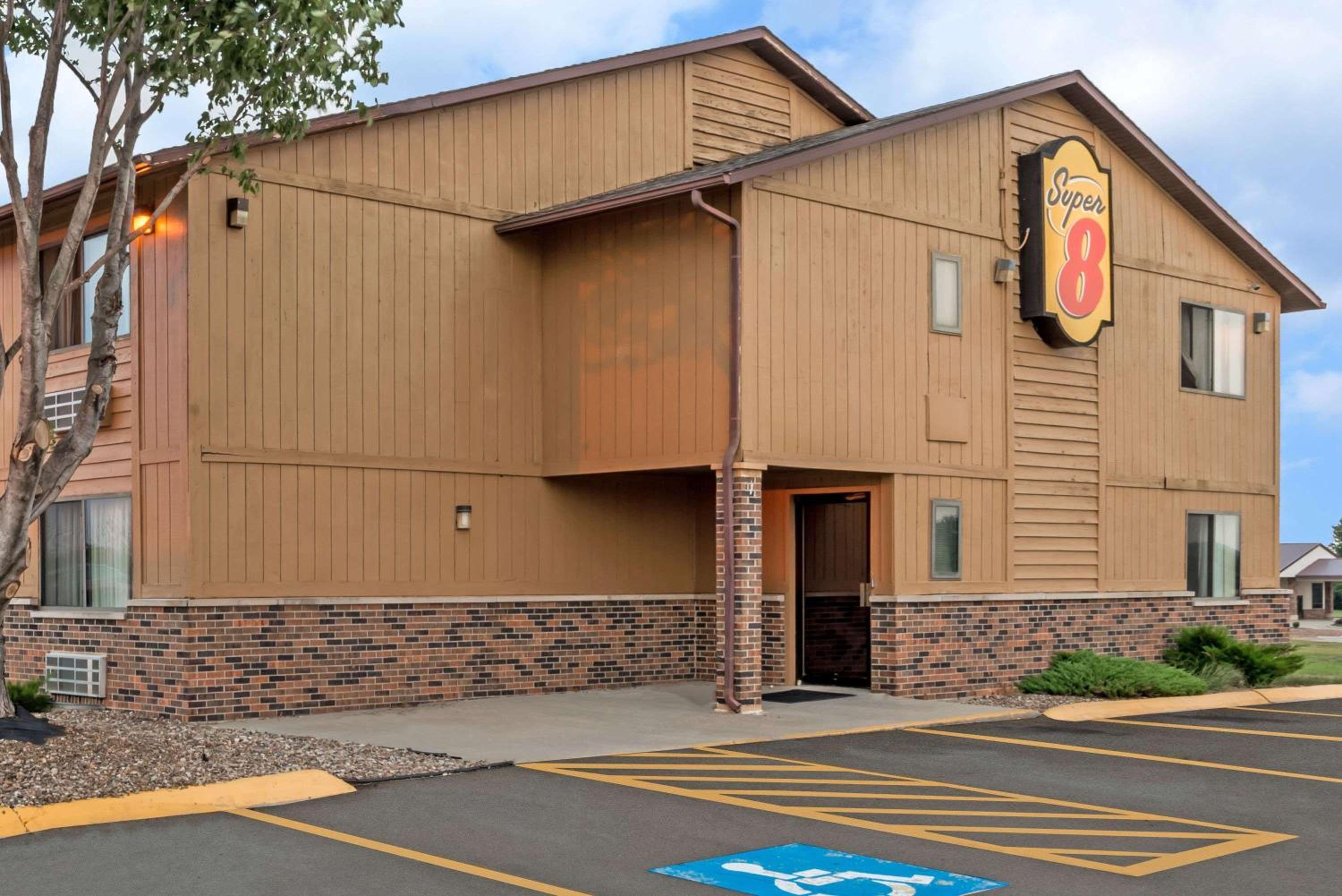 Super 8 by Wyndham Smithville Kansas City - Property Image 31