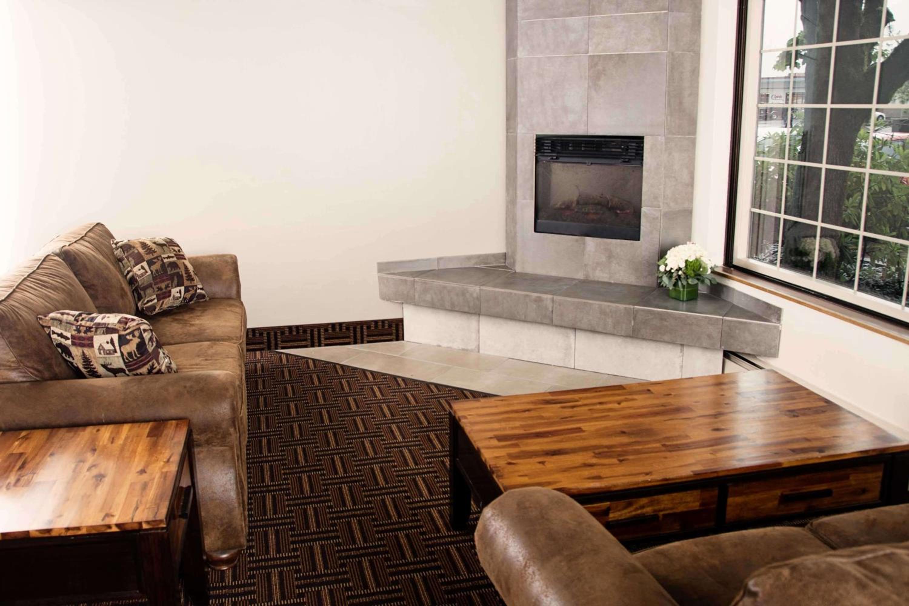 Juneau Vacations - Super 8 by Wyndham Juneau - Property Image 2