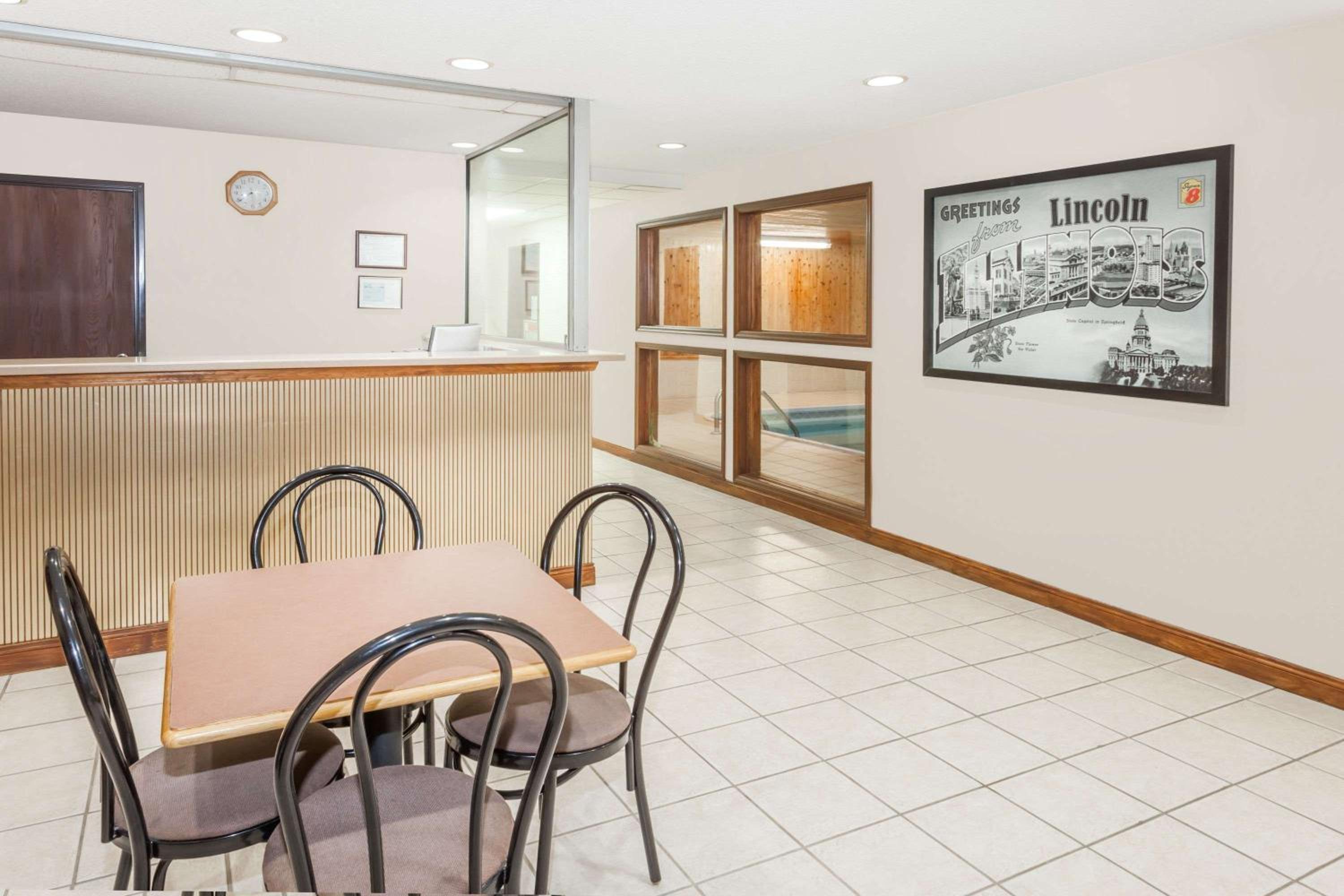 Super 8 by Wyndham Lincoln view 2