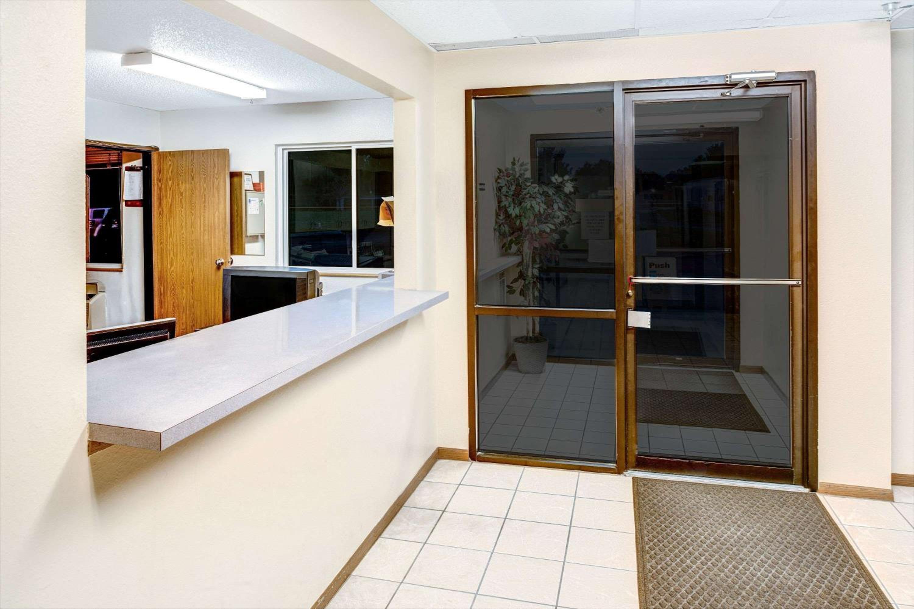 Super 8 by Wyndham Blair view 3