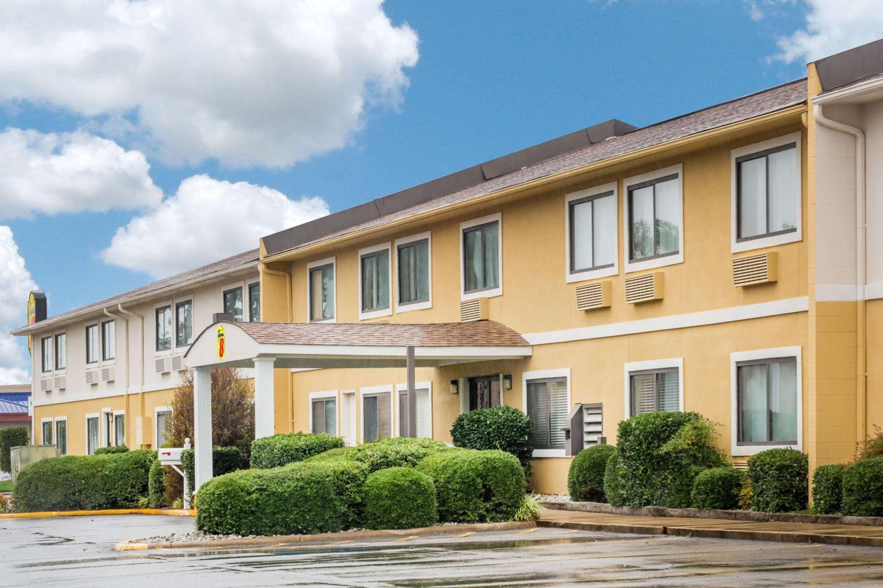 Jonesboro Vacations - Super 8 by Wyndham Jonesboro - Property Image 3