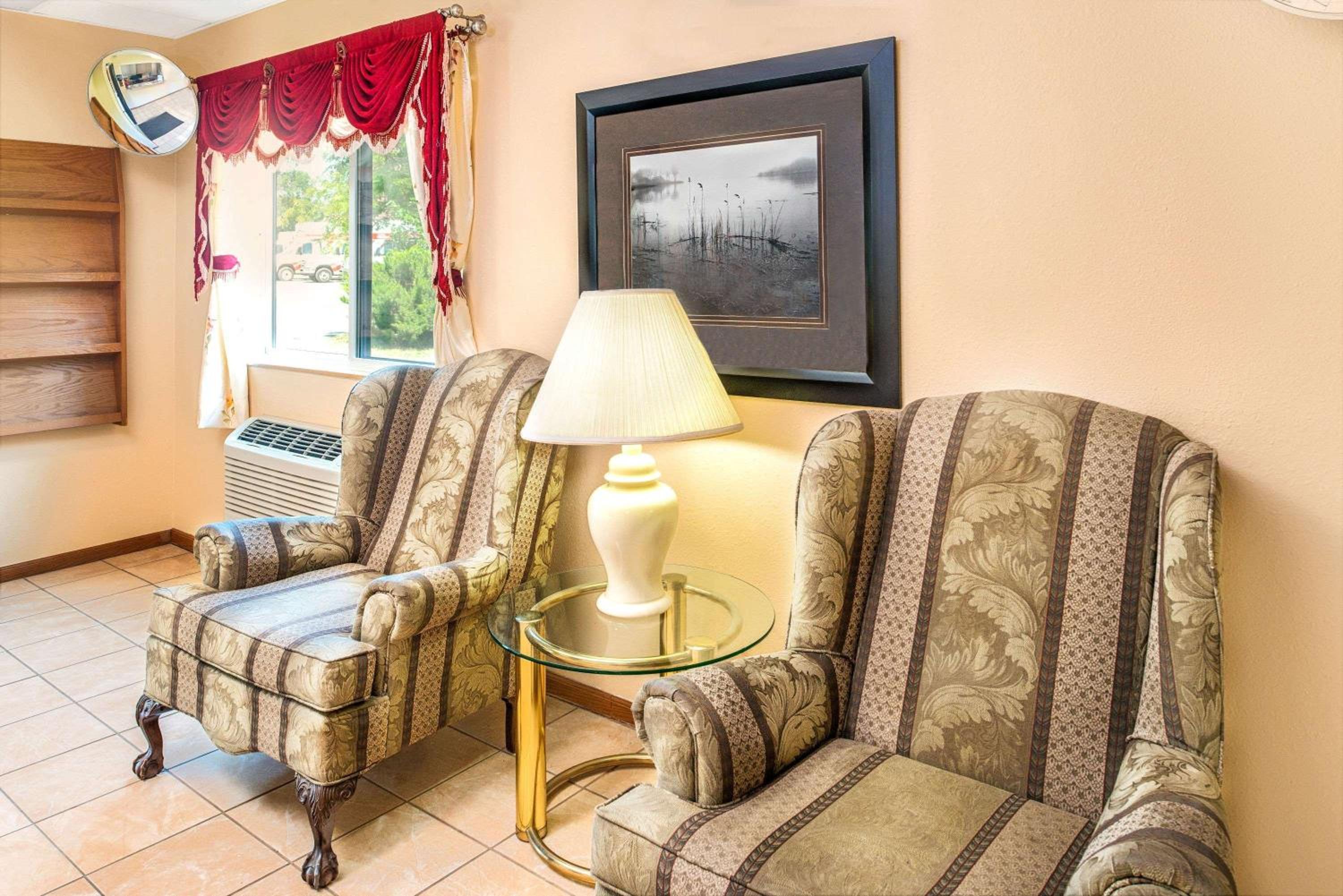 Super 8 by Wyndham Blair view 4