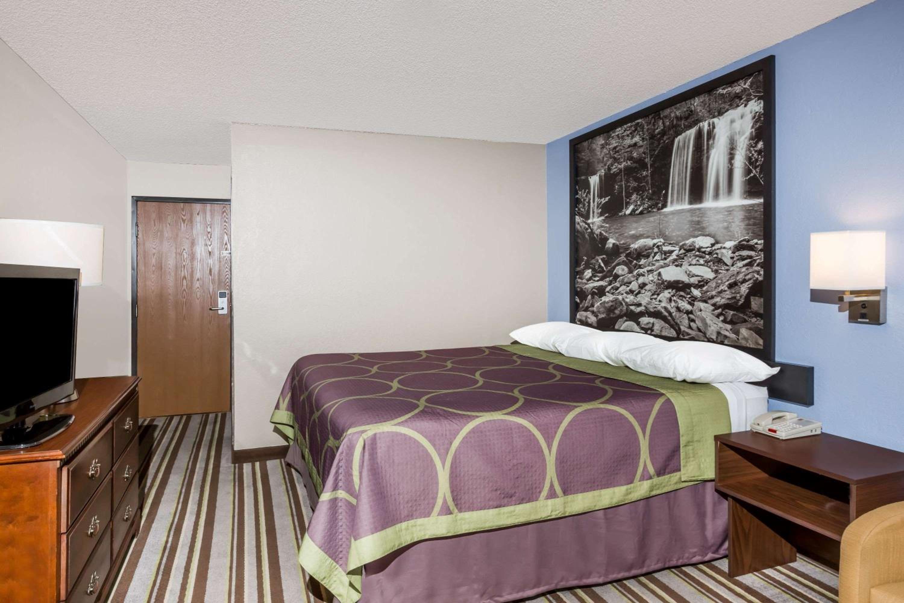 Jonesboro Vacations - Super 8 by Wyndham Jonesboro - Property Image 7