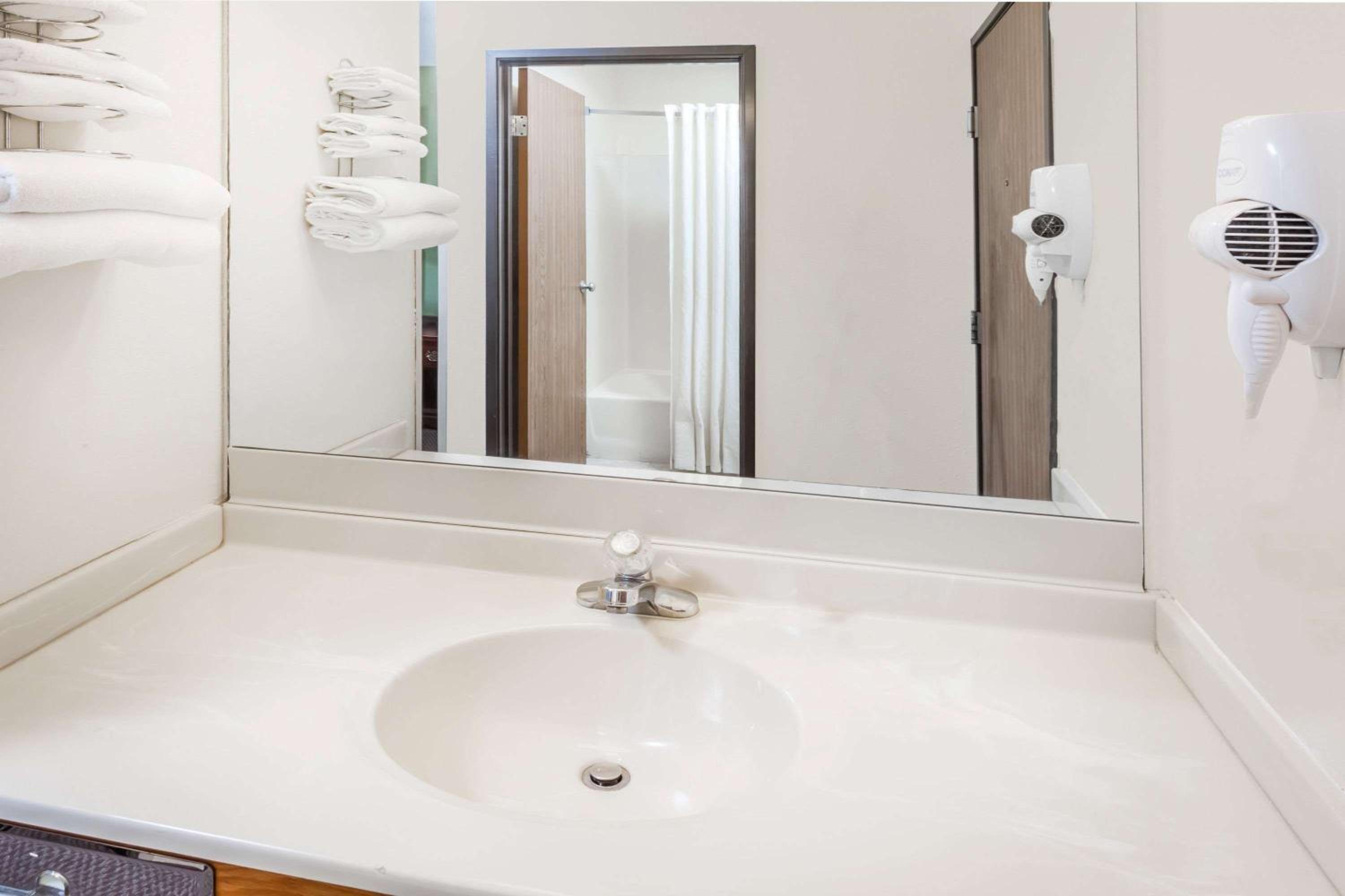 Super 8 by Wyndham Lincoln view 4