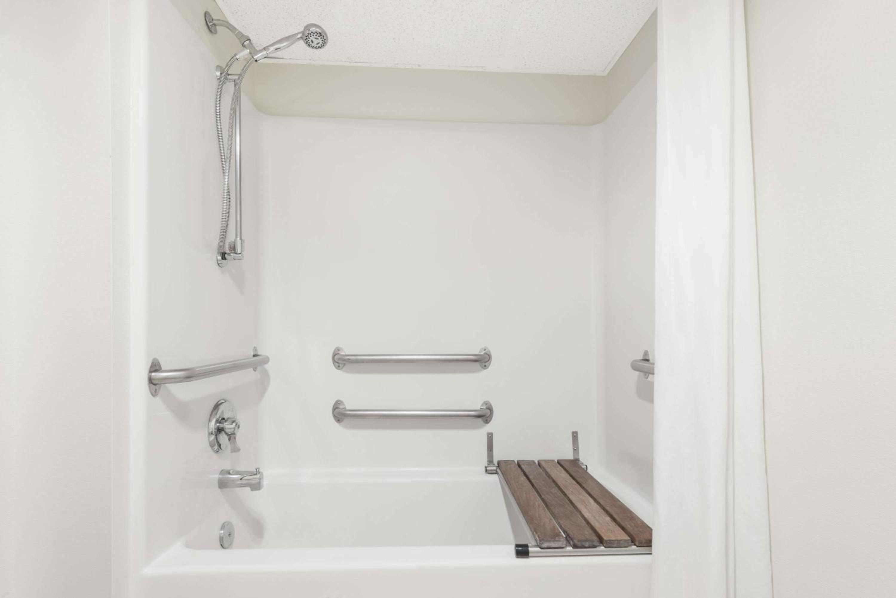 Super 8 by Wyndham Smithville Kansas City - Property Image 28