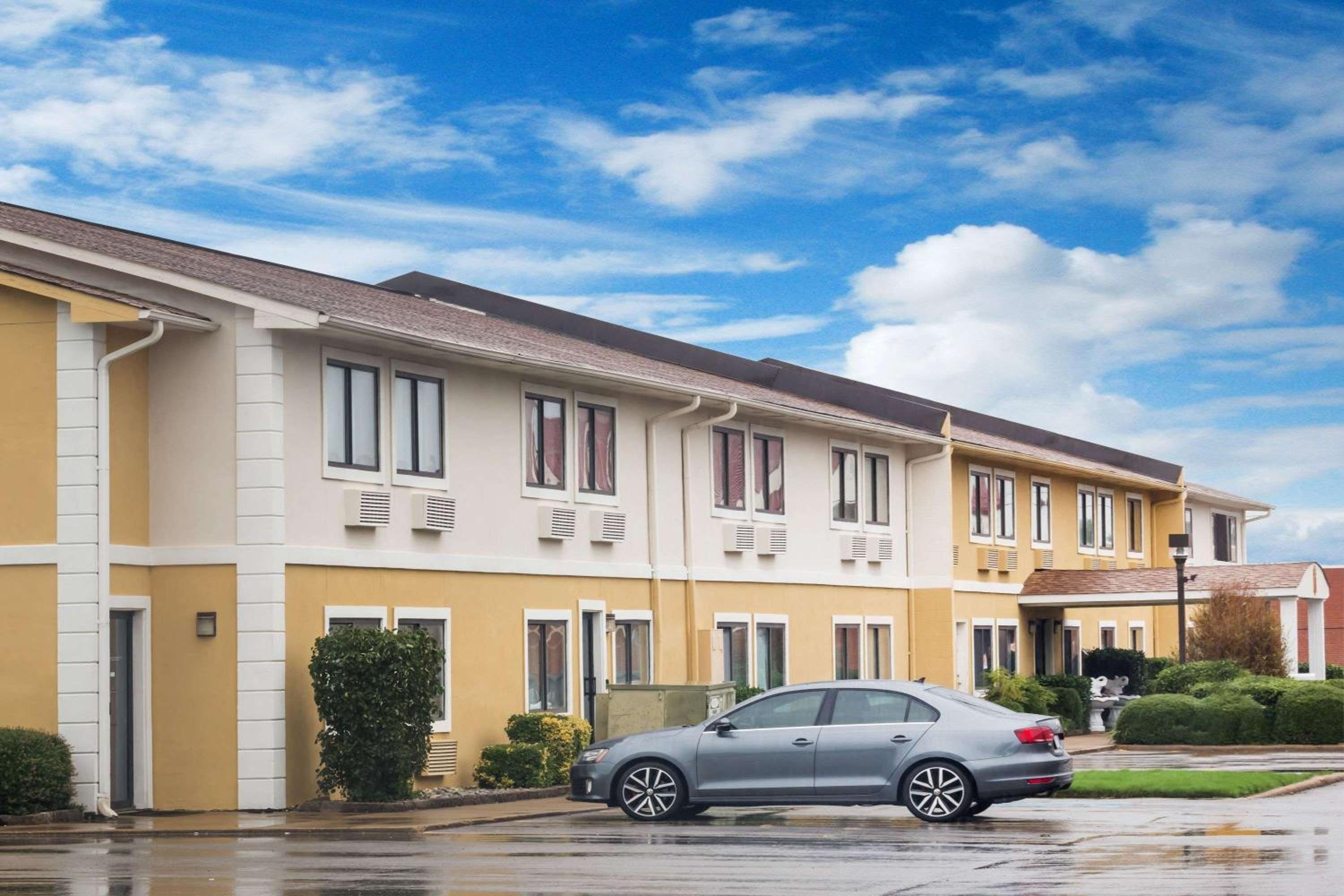 Jonesboro Vacations - Super 8 by Wyndham Jonesboro - Property Image 2
