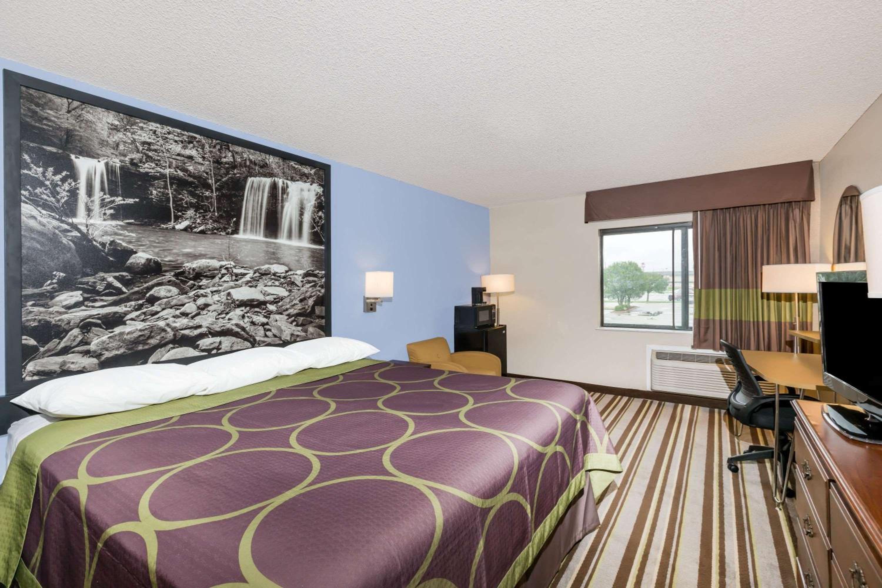 Jonesboro Vacations - Super 8 by Wyndham Jonesboro - Property Image 11