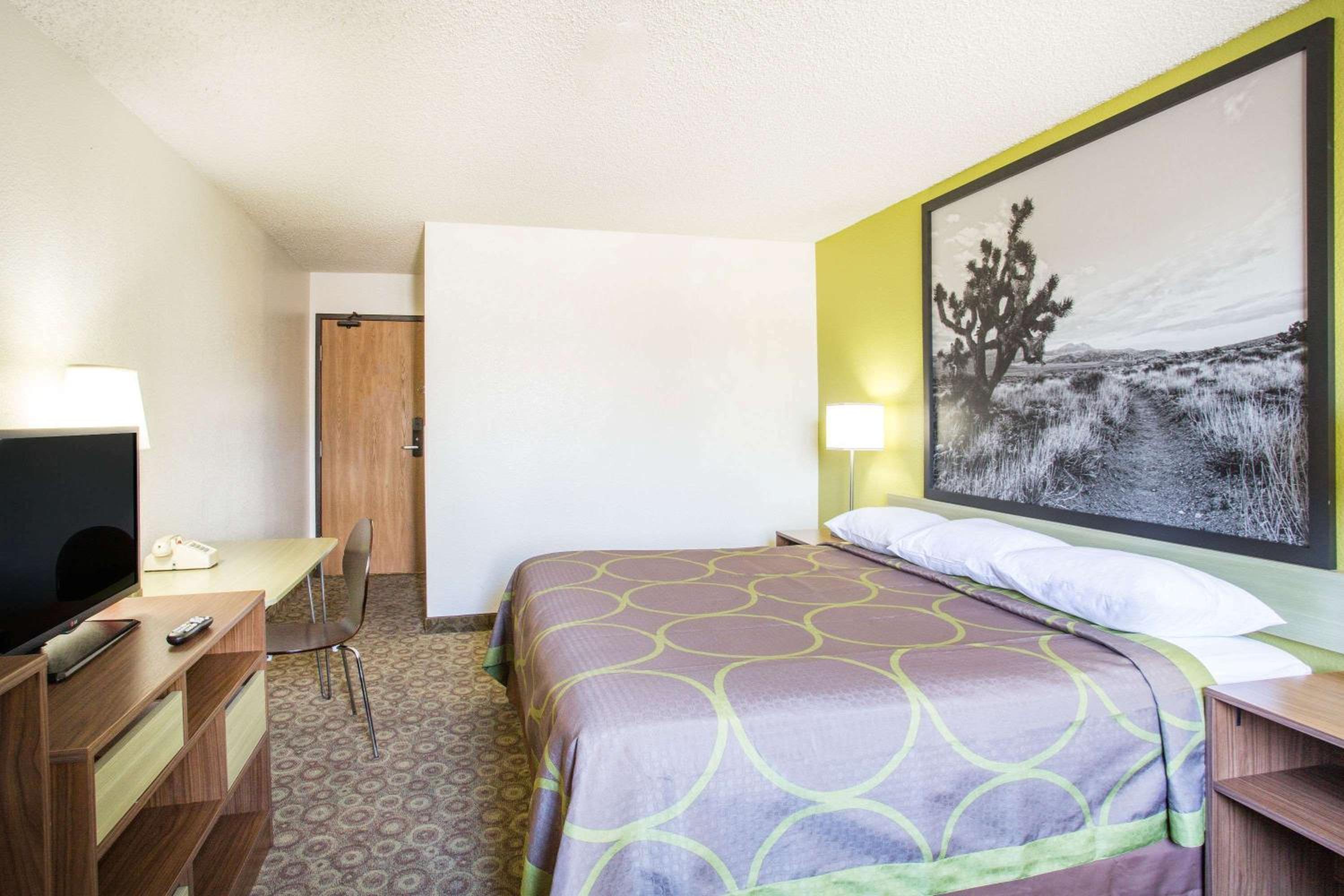 Kingman Vacations - Super 8 by Wyndham Kingman - Property Image 3