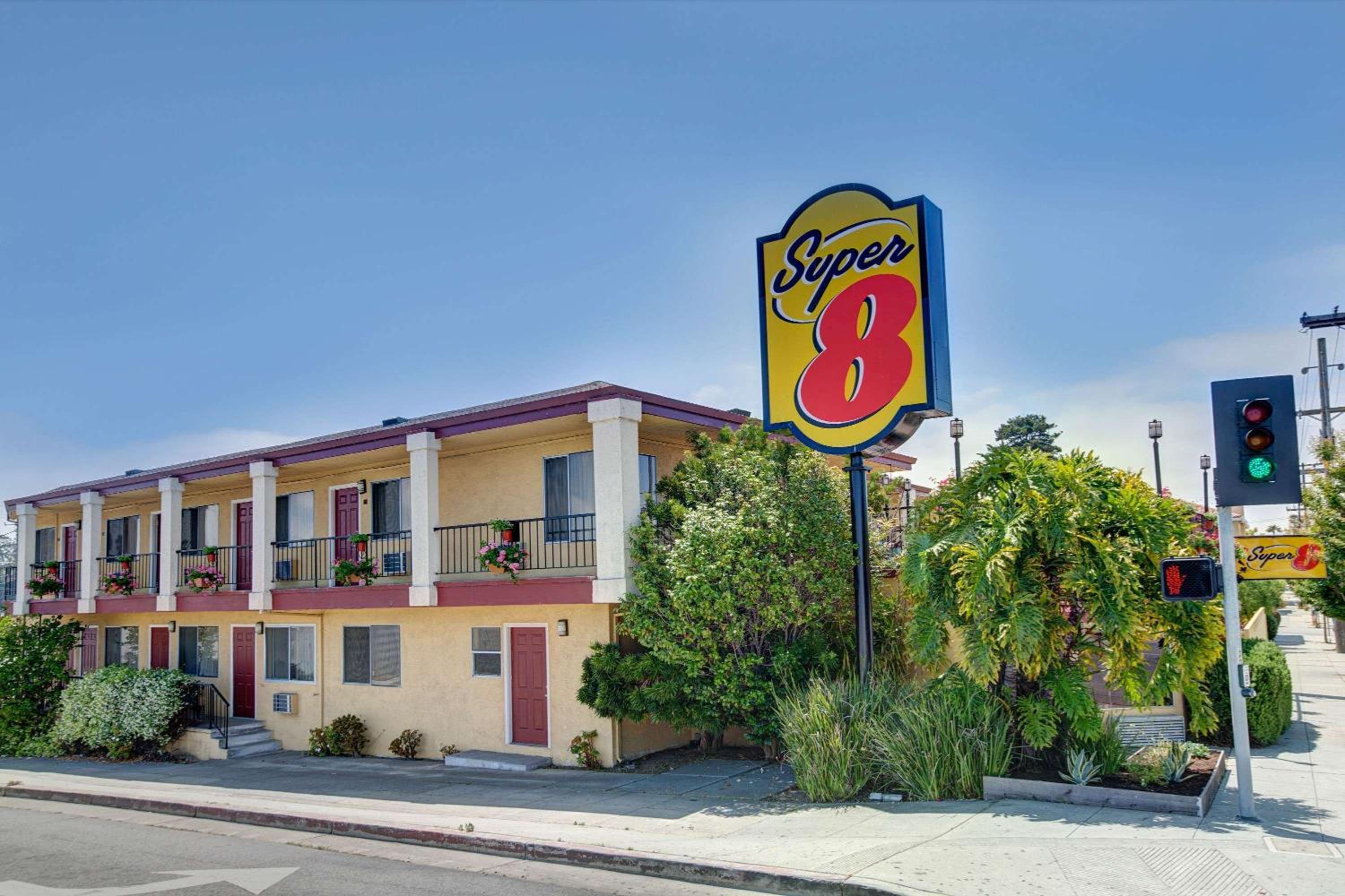 Hotel Super 8 by Wyndham Santa Cruz/Beach Boardwalk East - Image 1