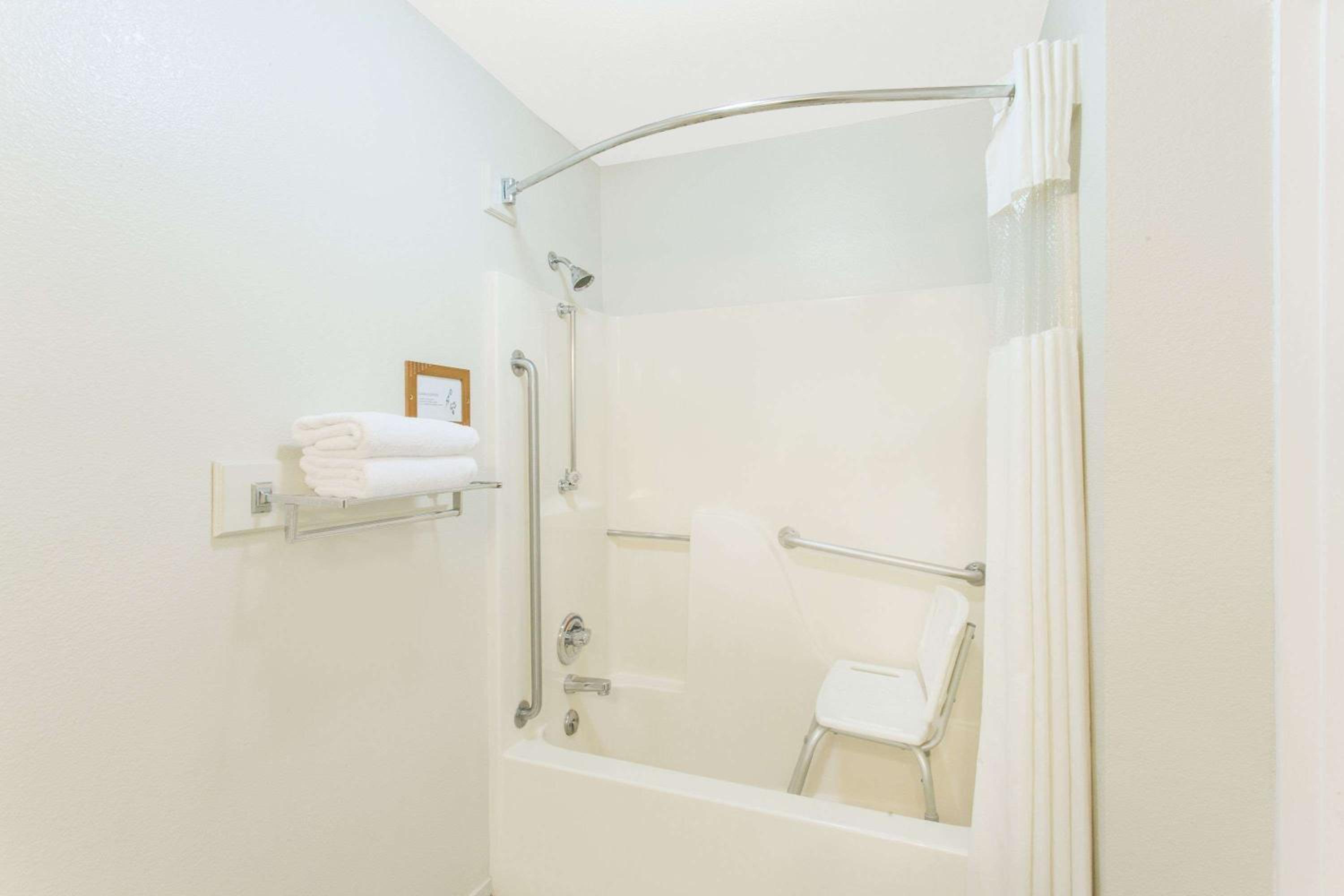 Upper Lake Inn & Suites view 5