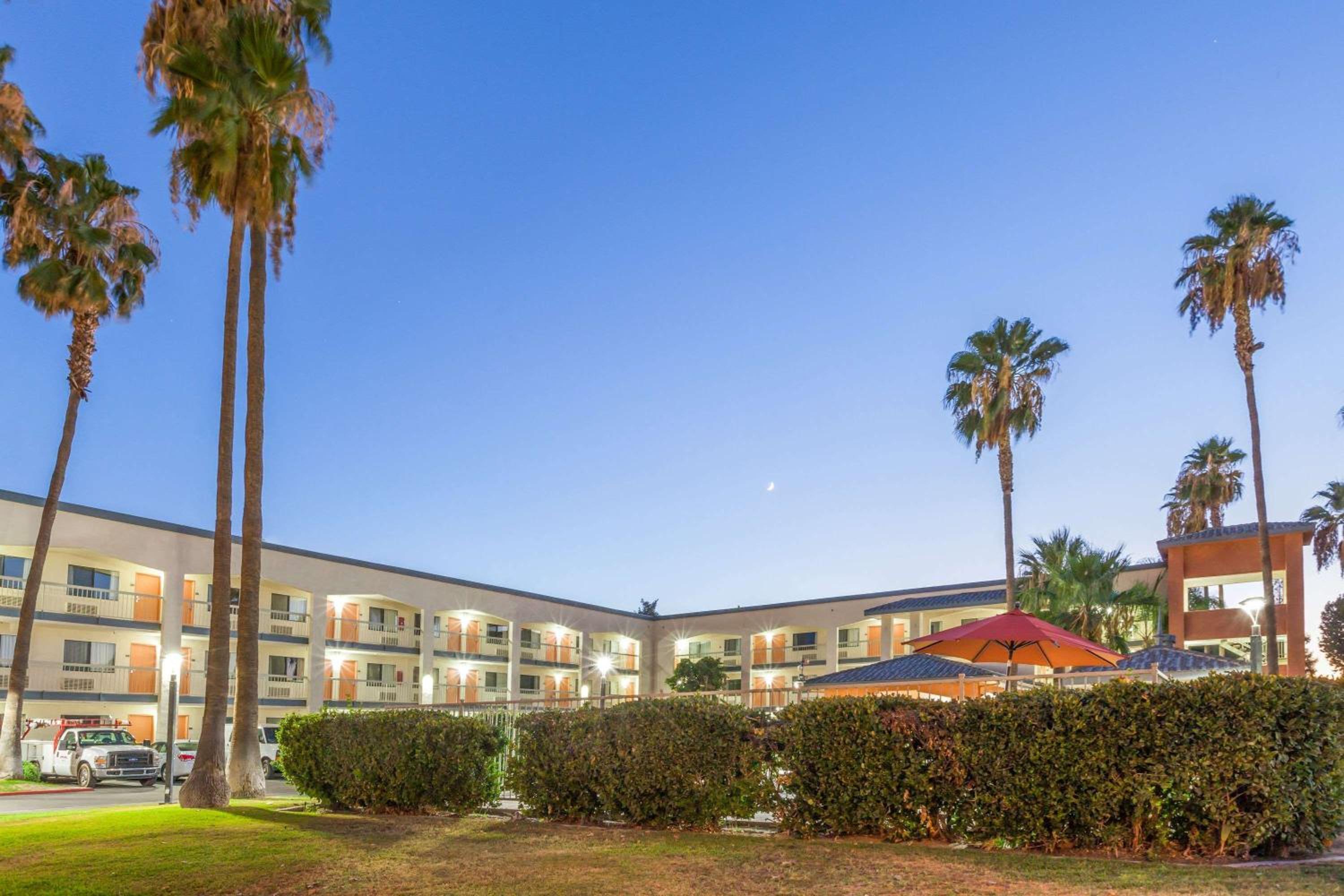 Hotel Super 8 by Wyndham Bakersfield/Central - Image 1
