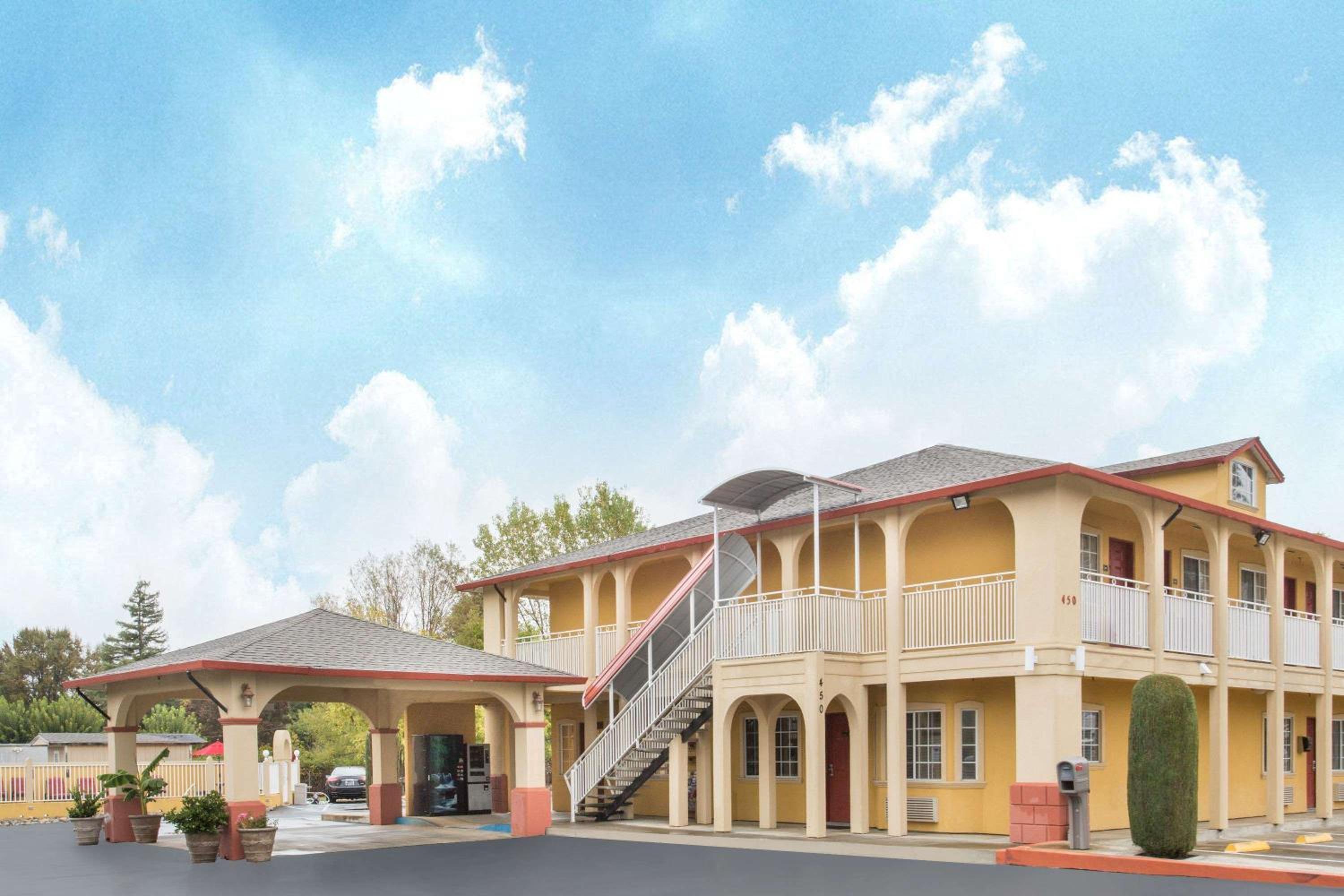 Upper Lake Inn & Suites view 2