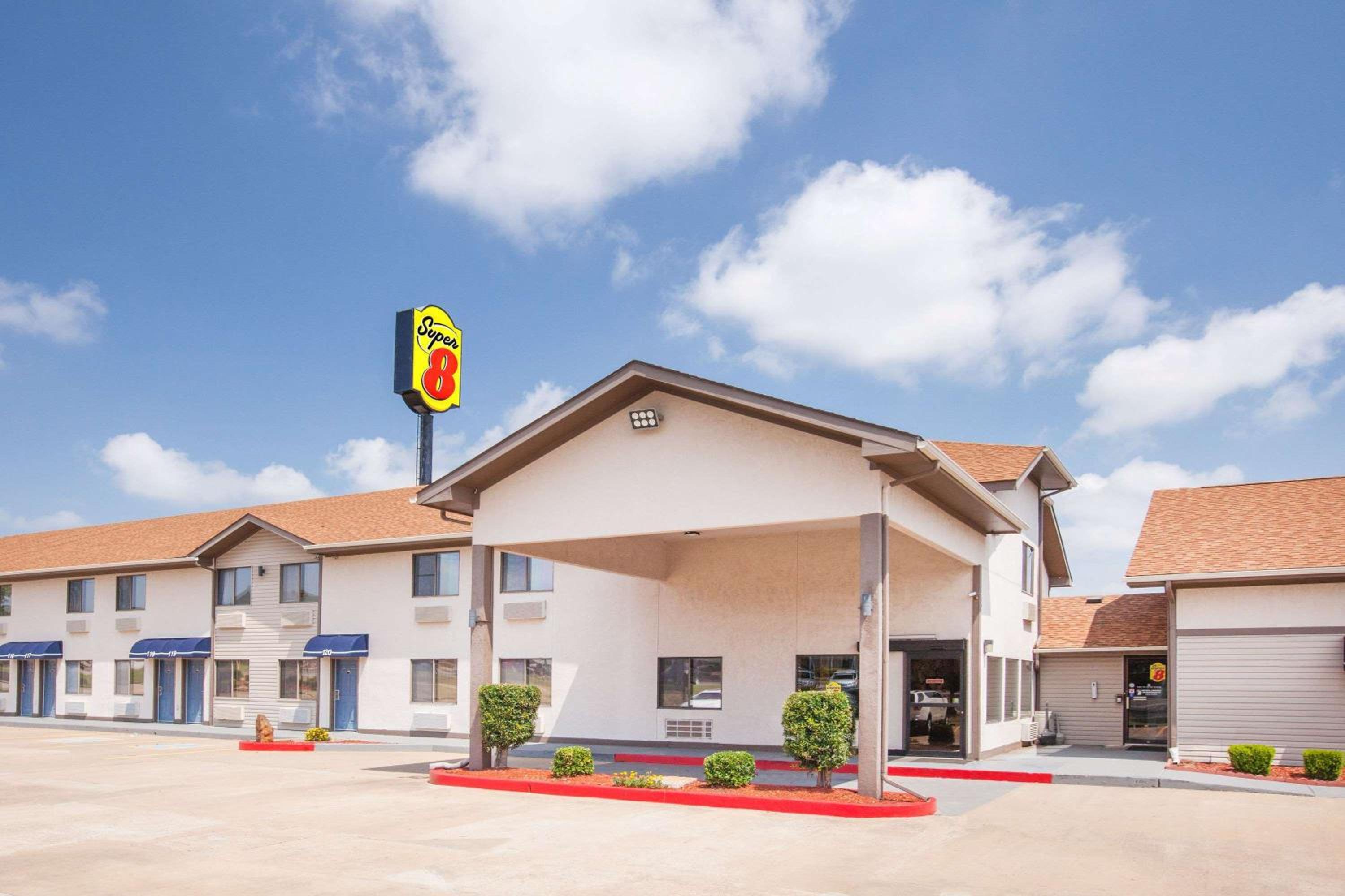 Super 8 by Wyndham Van Buren/Ft. Smith Area view 2