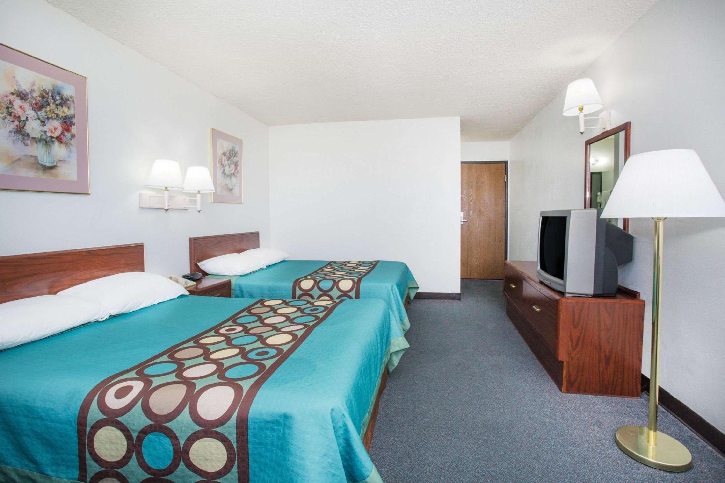 Super 8 by Wyndham Limon view 5