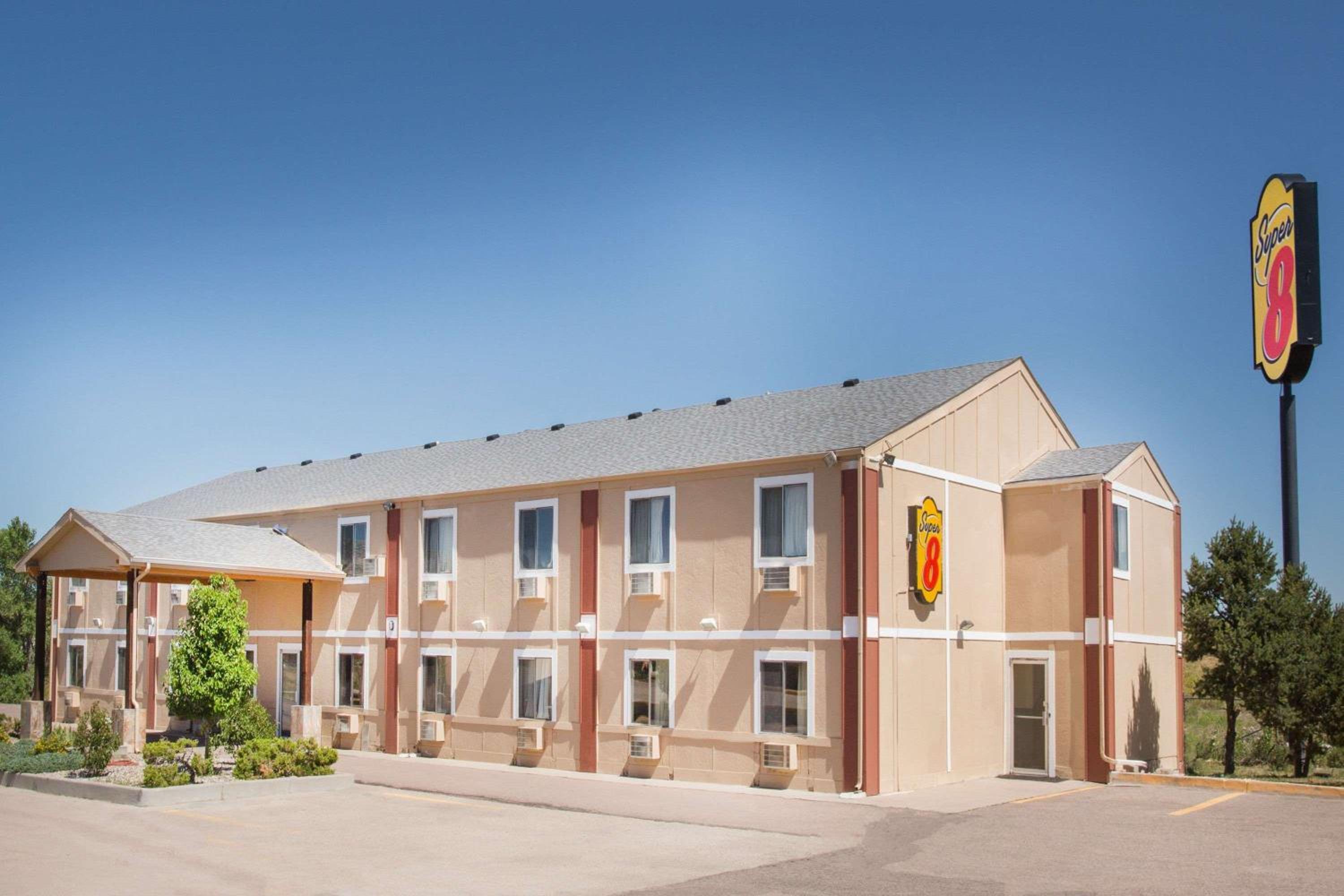 Super 8 by Wyndham Limon view 2