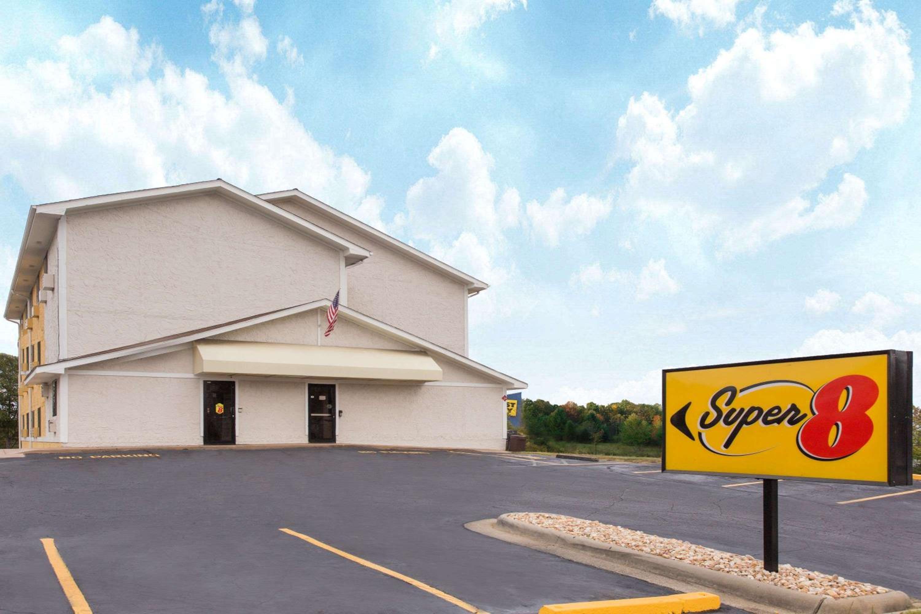 Super 8 by Wyndham Columbus Airport view 2