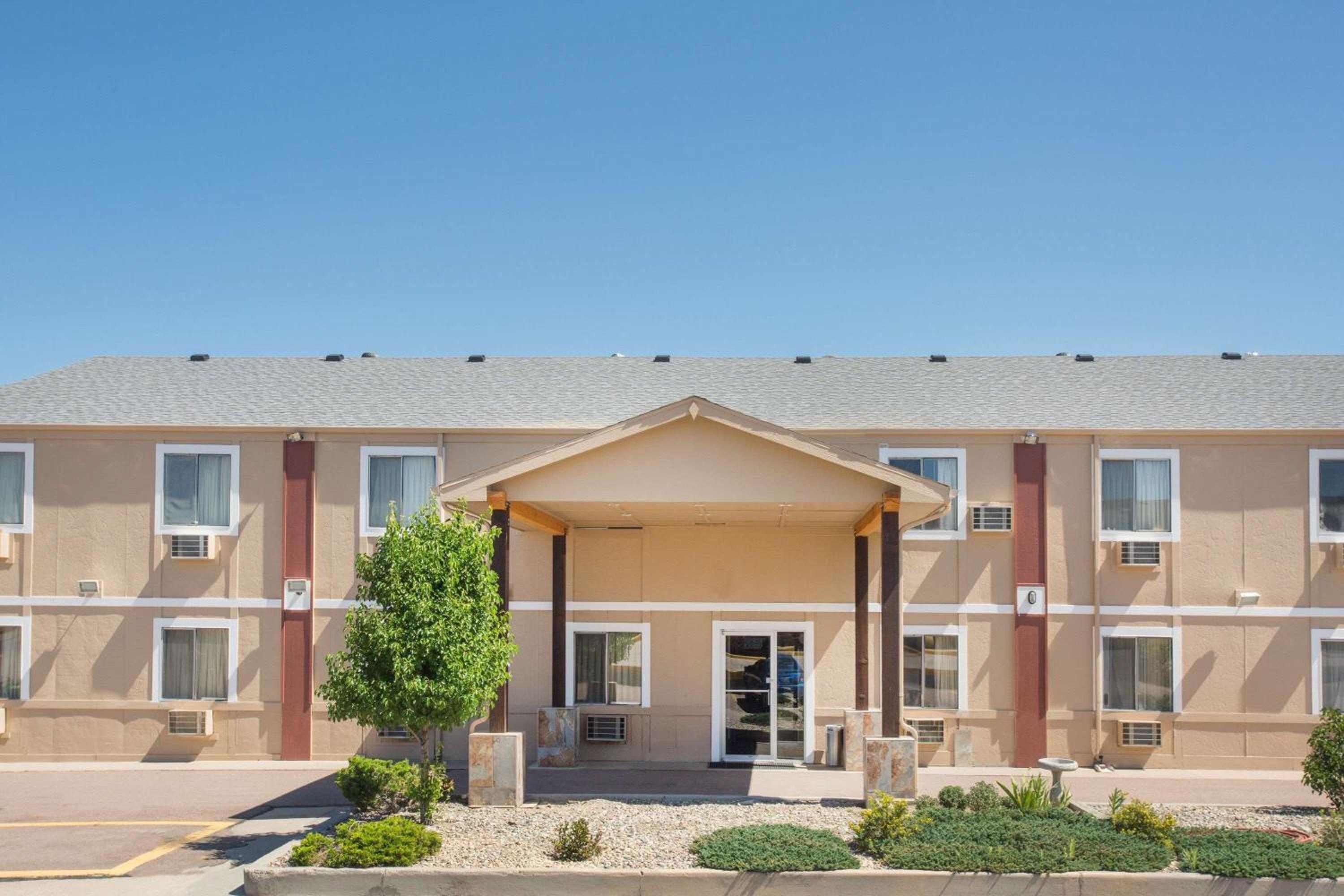 Super 8 by Wyndham Limon view 3