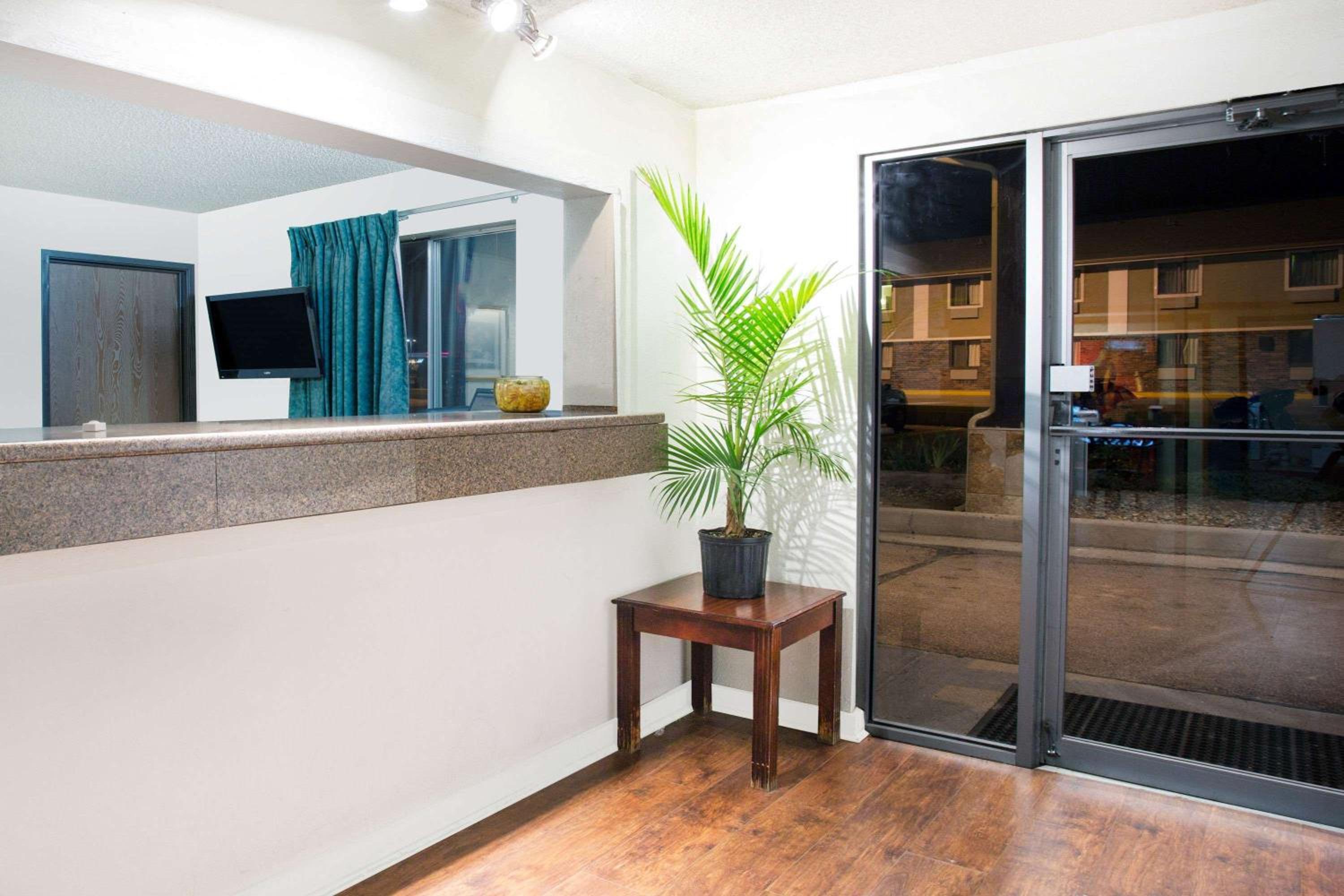 Super 8 by Wyndham Limon view 4