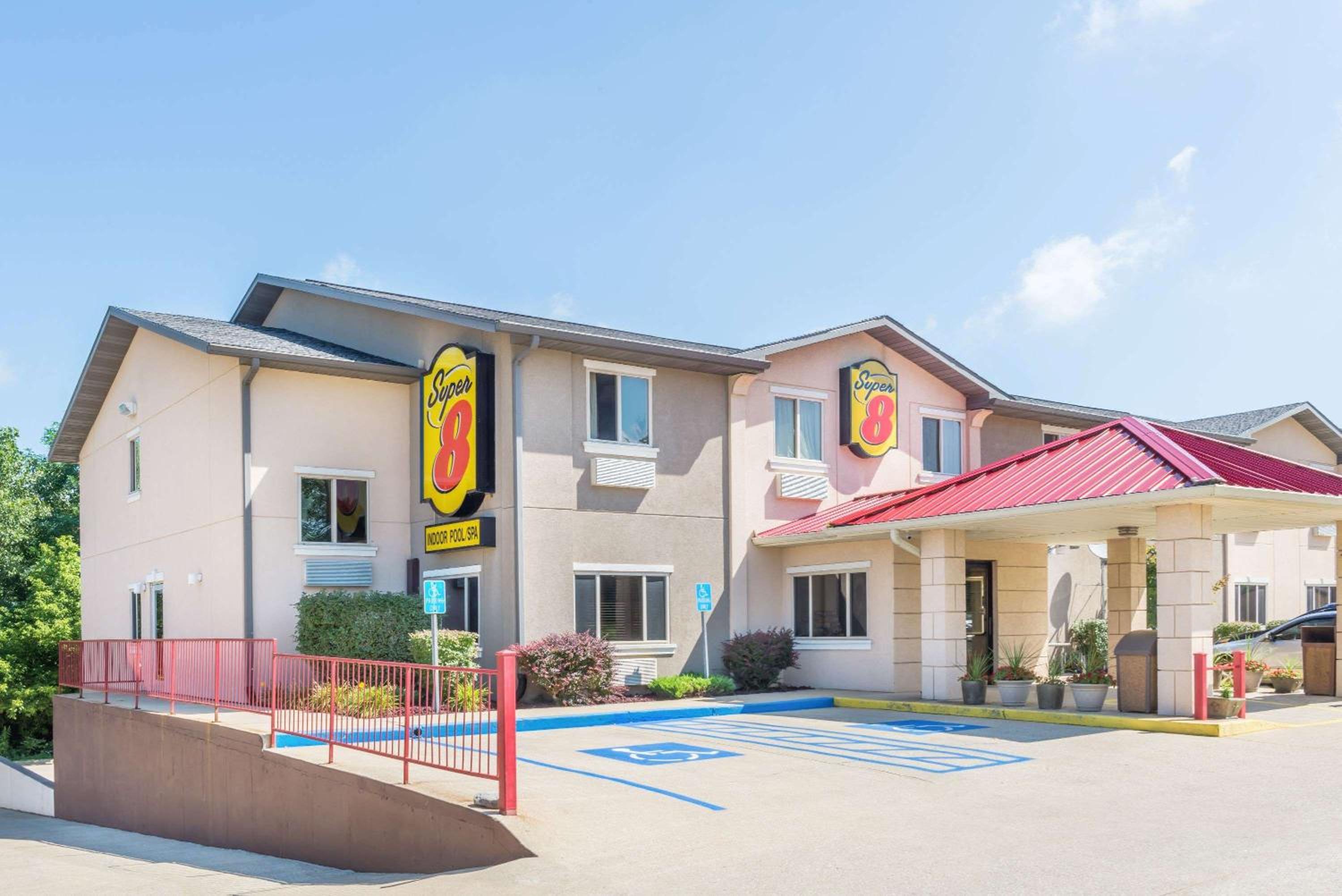 Hotel Super 8 by Wyndham Bloomington University Area
