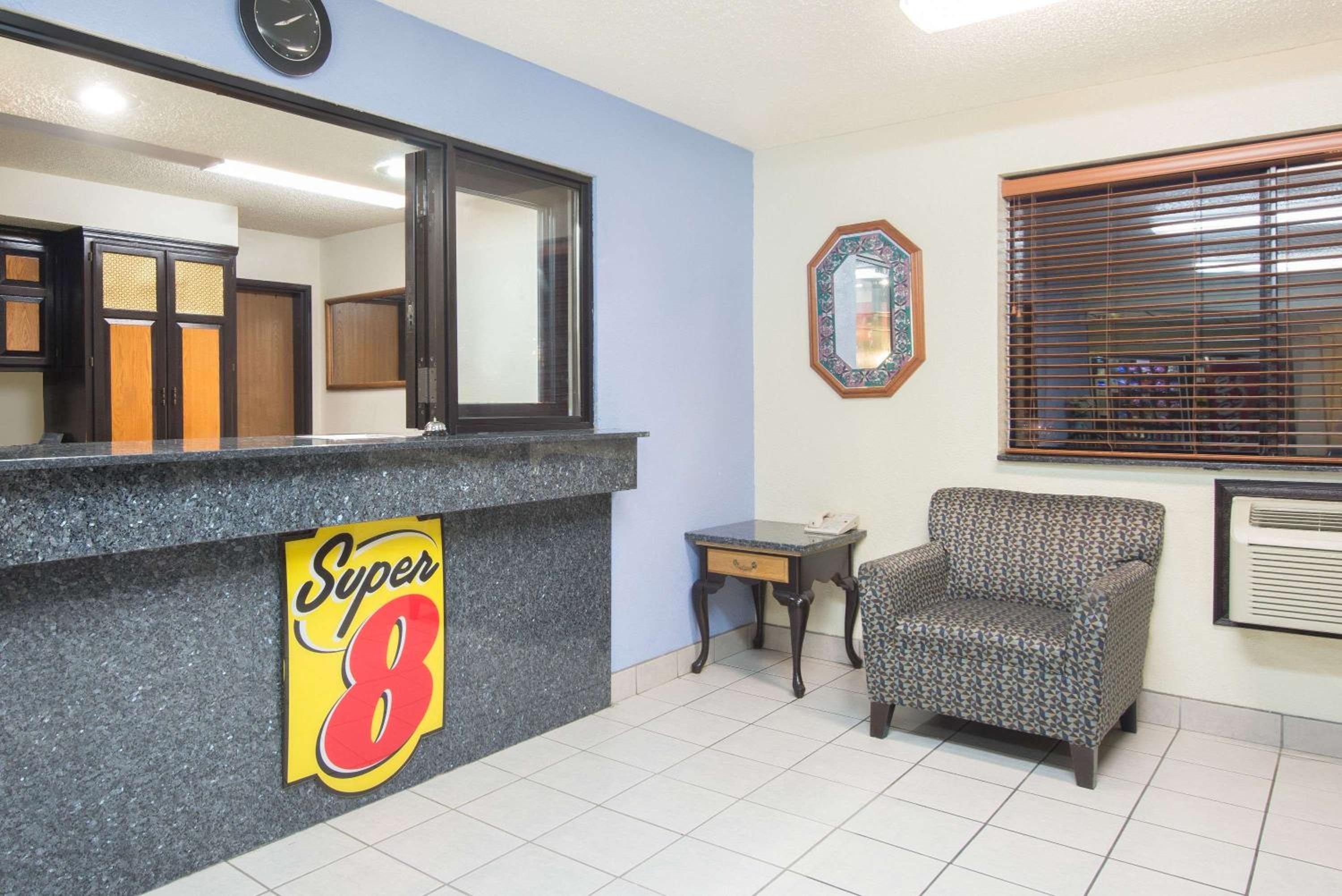 Super 8 by Wyndham New Castle view 3