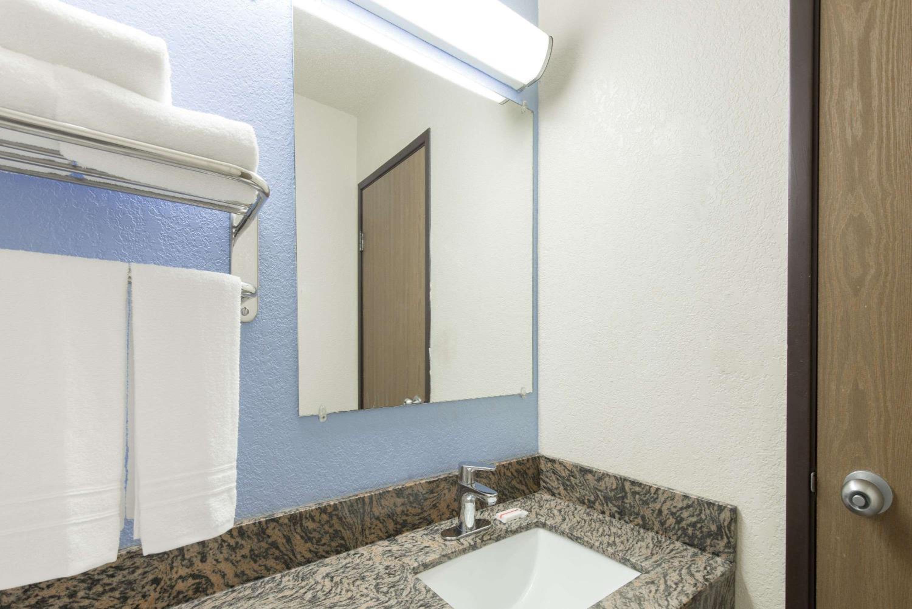 Super 8 by Wyndham New Castle view 5