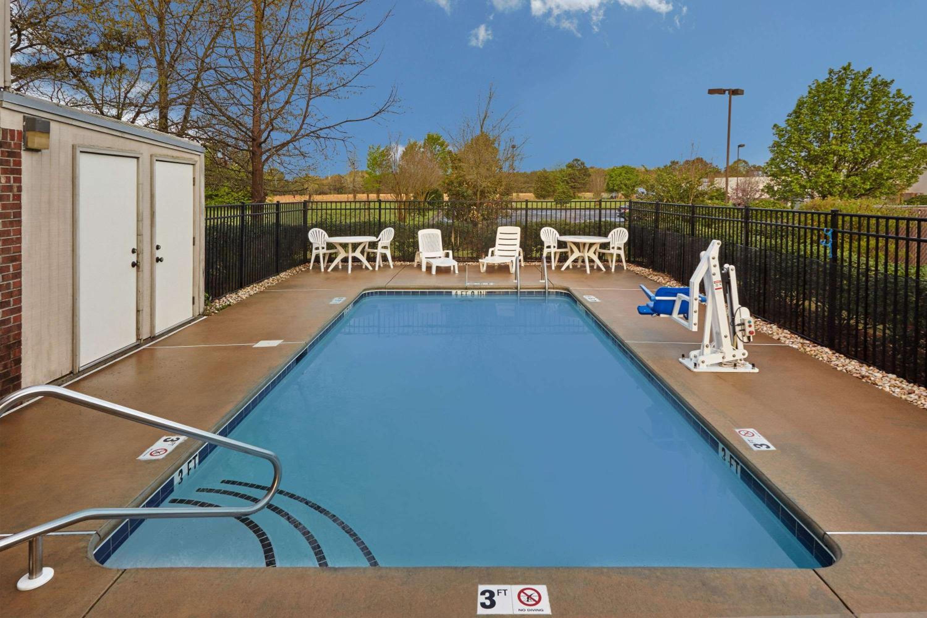Super 8 by Wyndham Greenville view 4