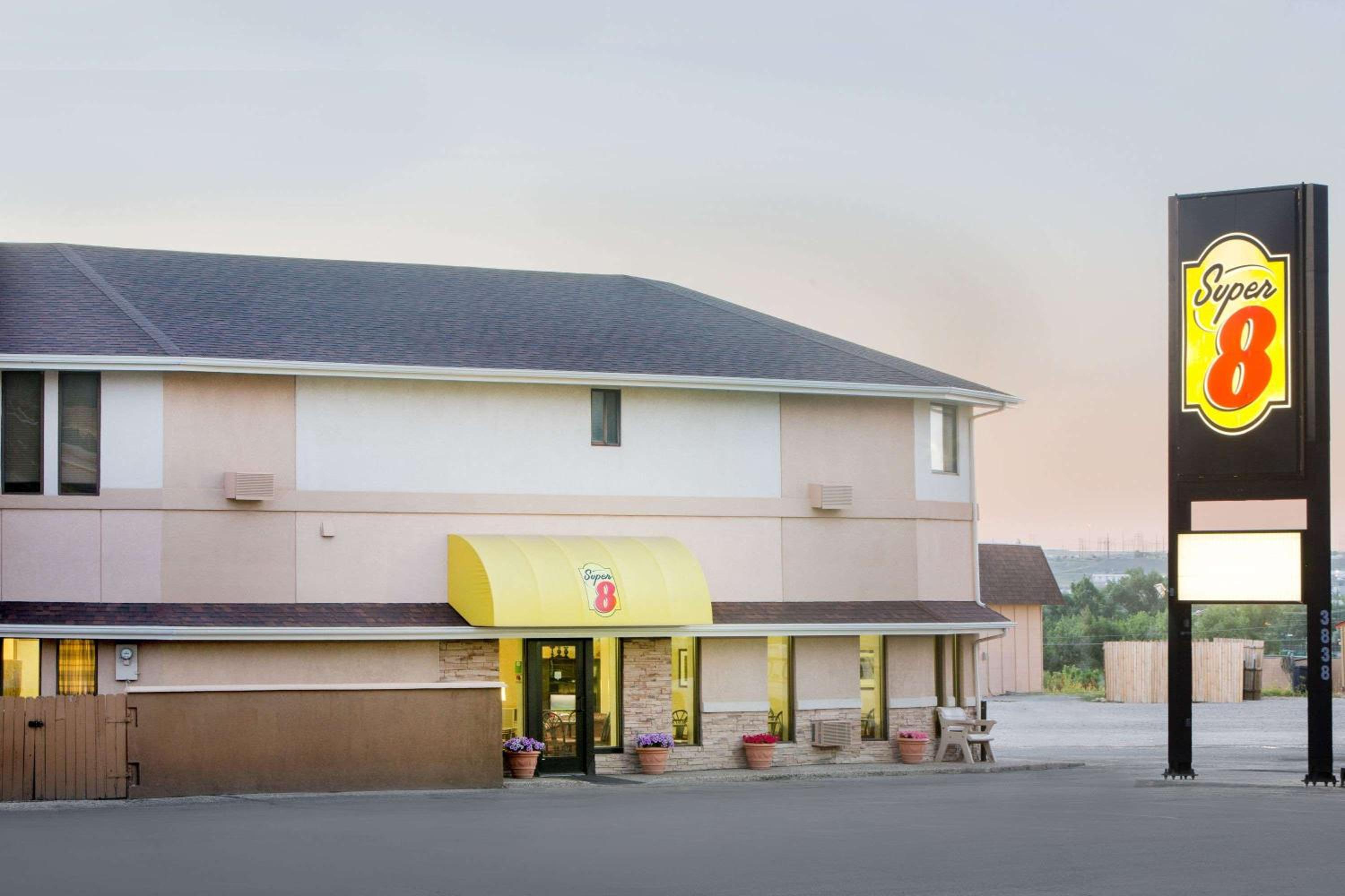 Casper Vacations - Super 8 by Wyndham Casper West by the River - Property Image 2