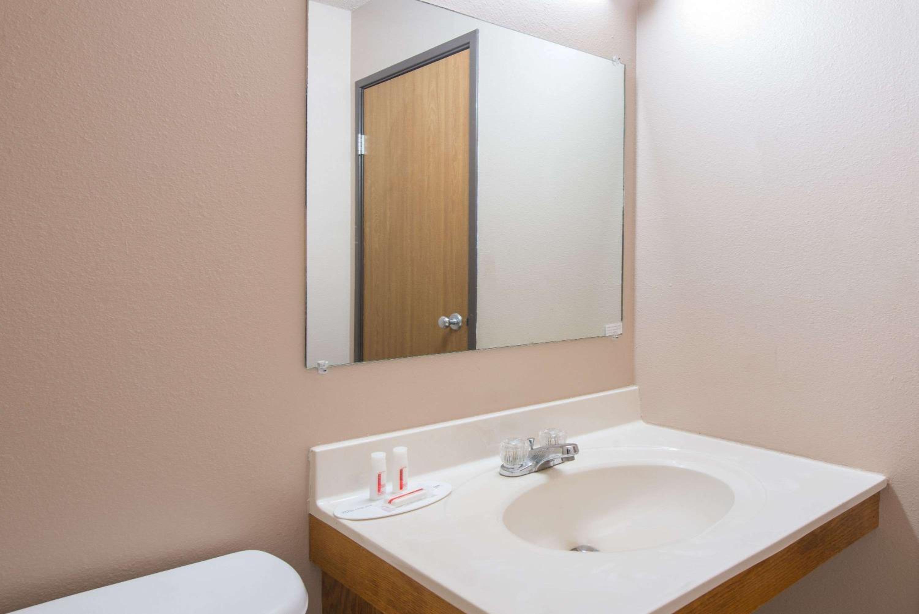 Super 8 by Wyndham Abilene KS view 5