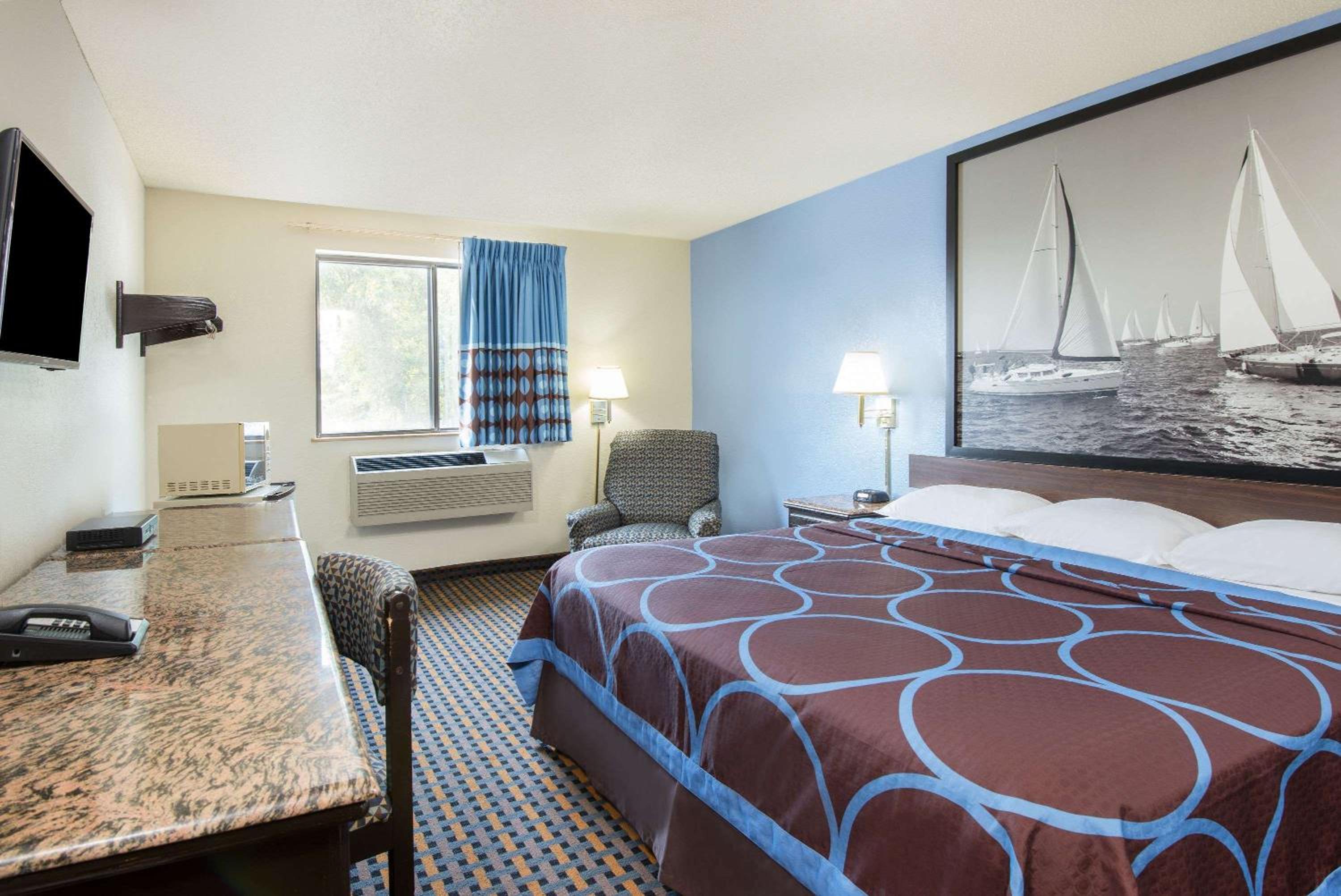 Super 8 by Wyndham New Castle view 4